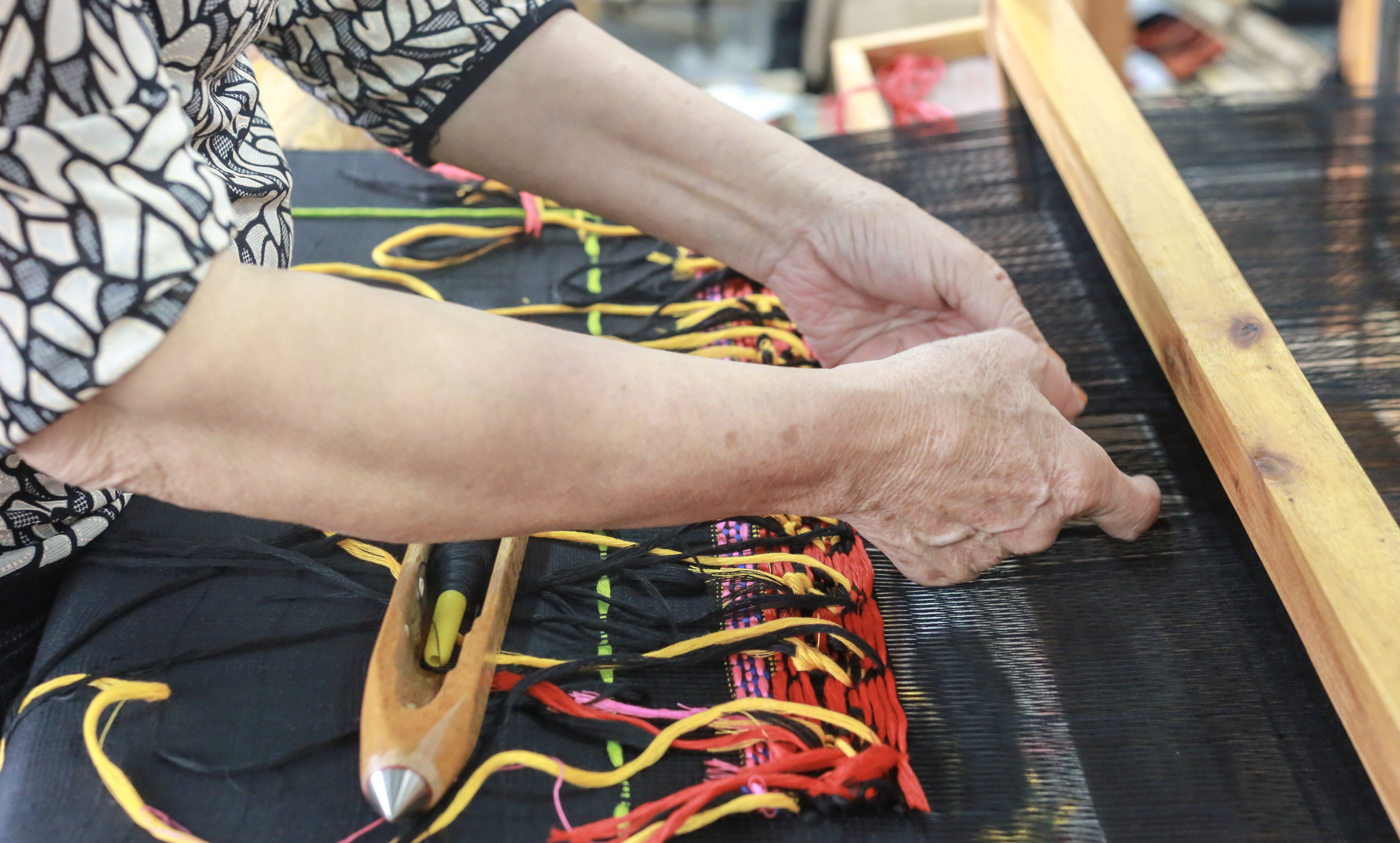 美术学院创新创业实践周活动之一——组织学生听《黎锦织造技艺》讲座