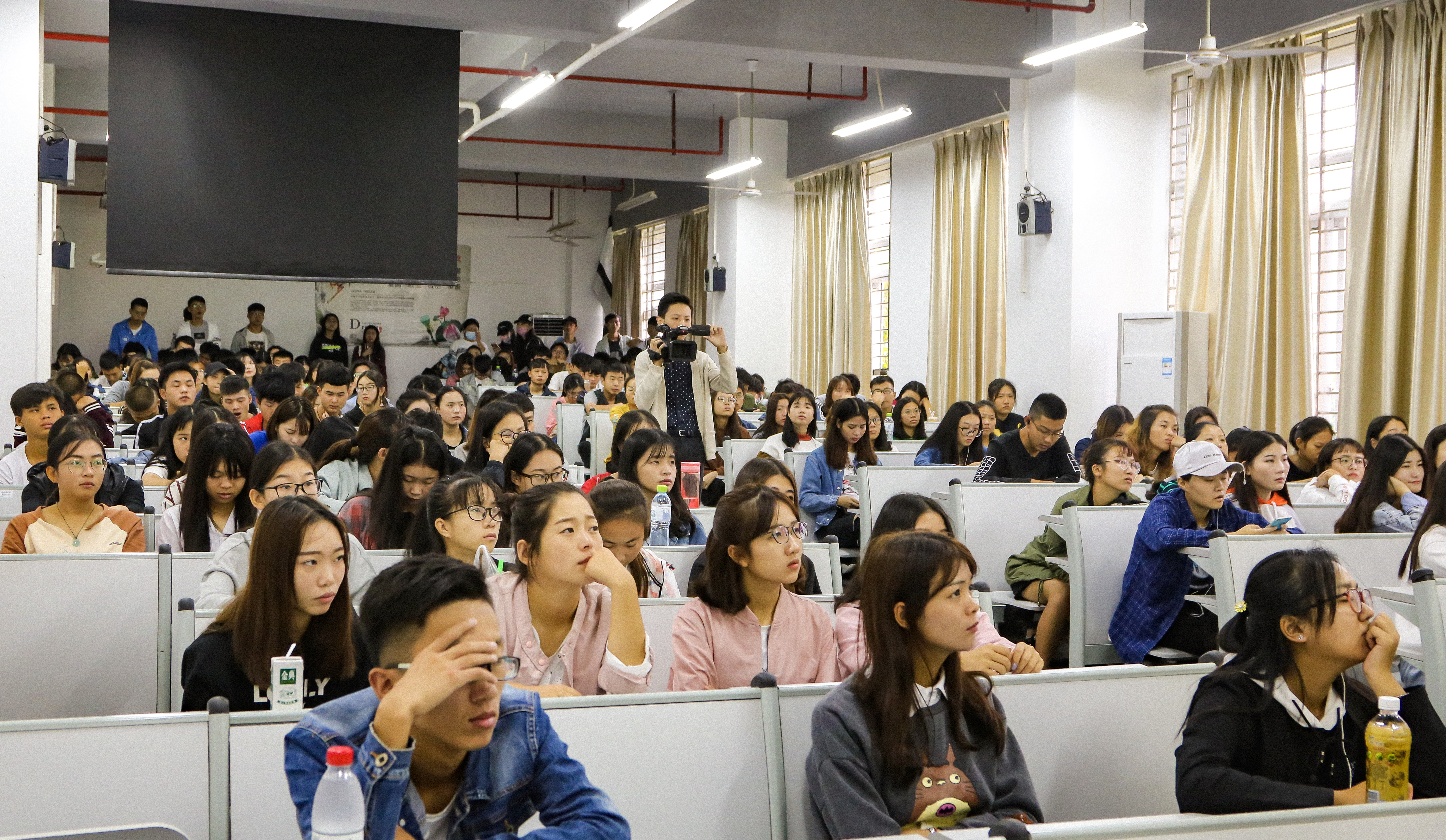 美术学院创新创业实践周活动之一——组织学生听《黎锦织造技艺》讲座