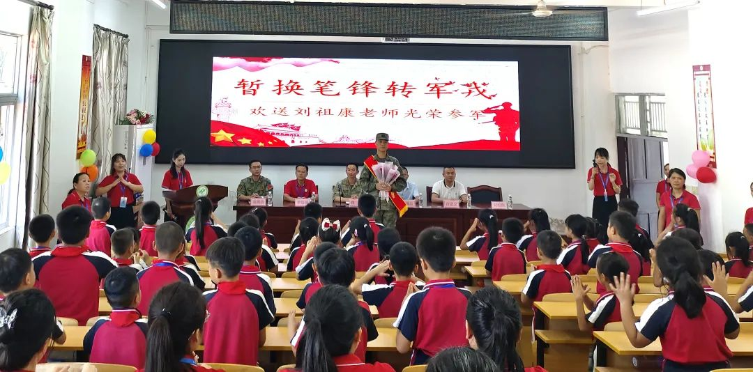 美术学院优秀毕业生刘祖康“带编入伍”