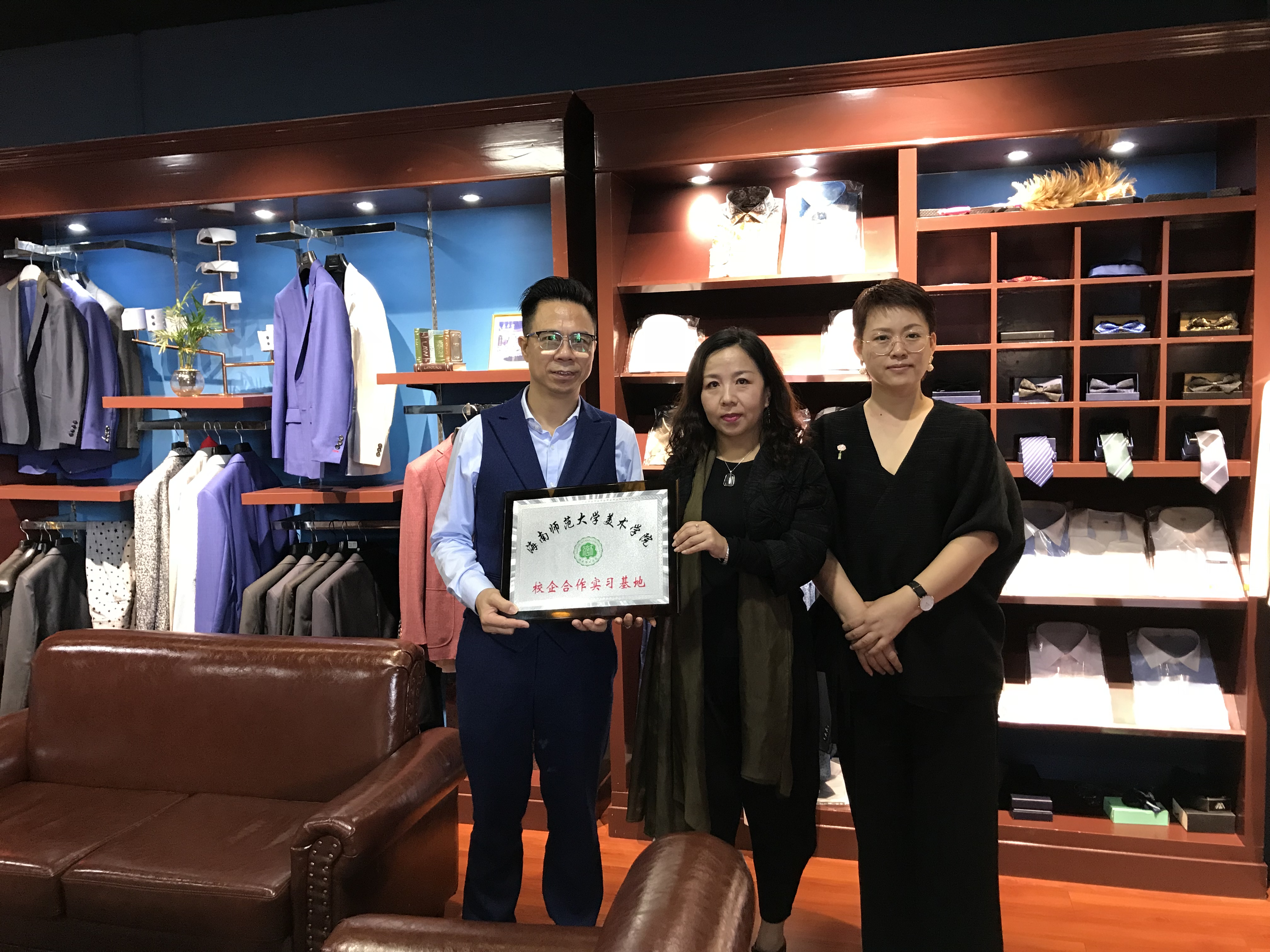 我院服装与服饰设计专业签约海南两家知名服装企业