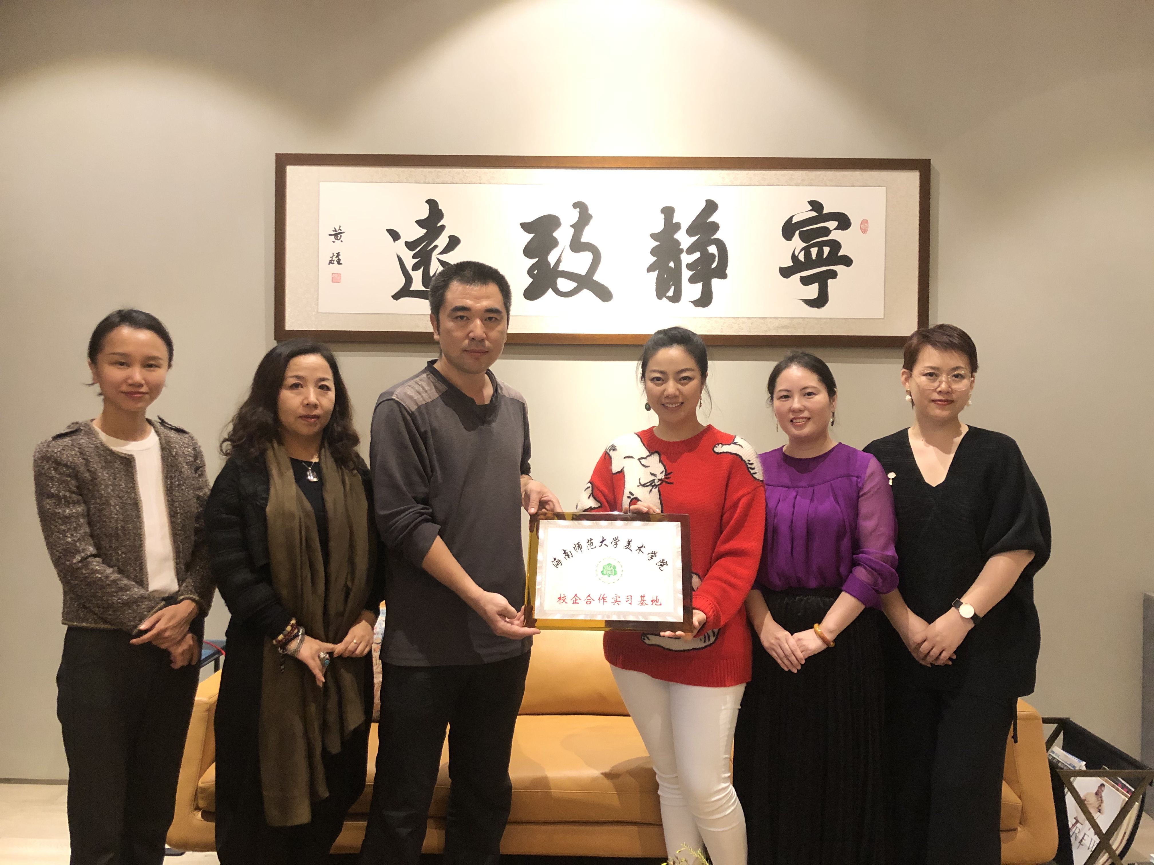 我院服装与服饰设计专业签约海南两家知名服装企业