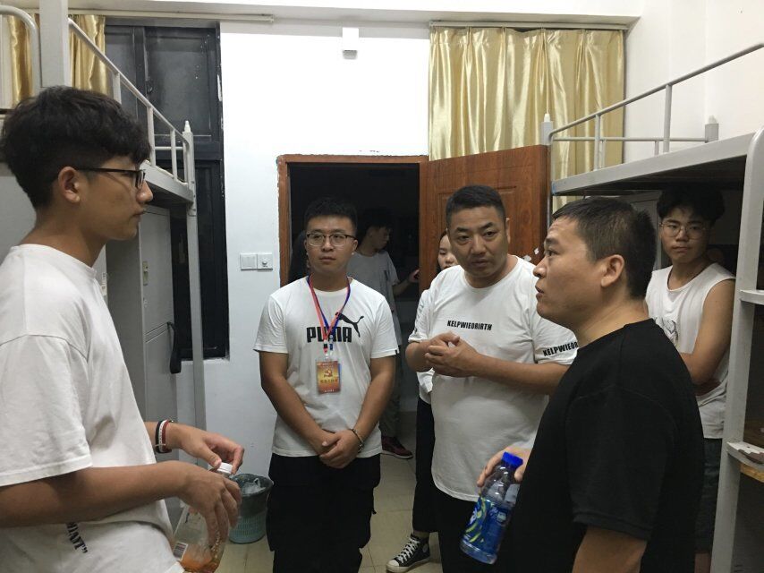 学院领导及老师深入宿舍走访2019级新生