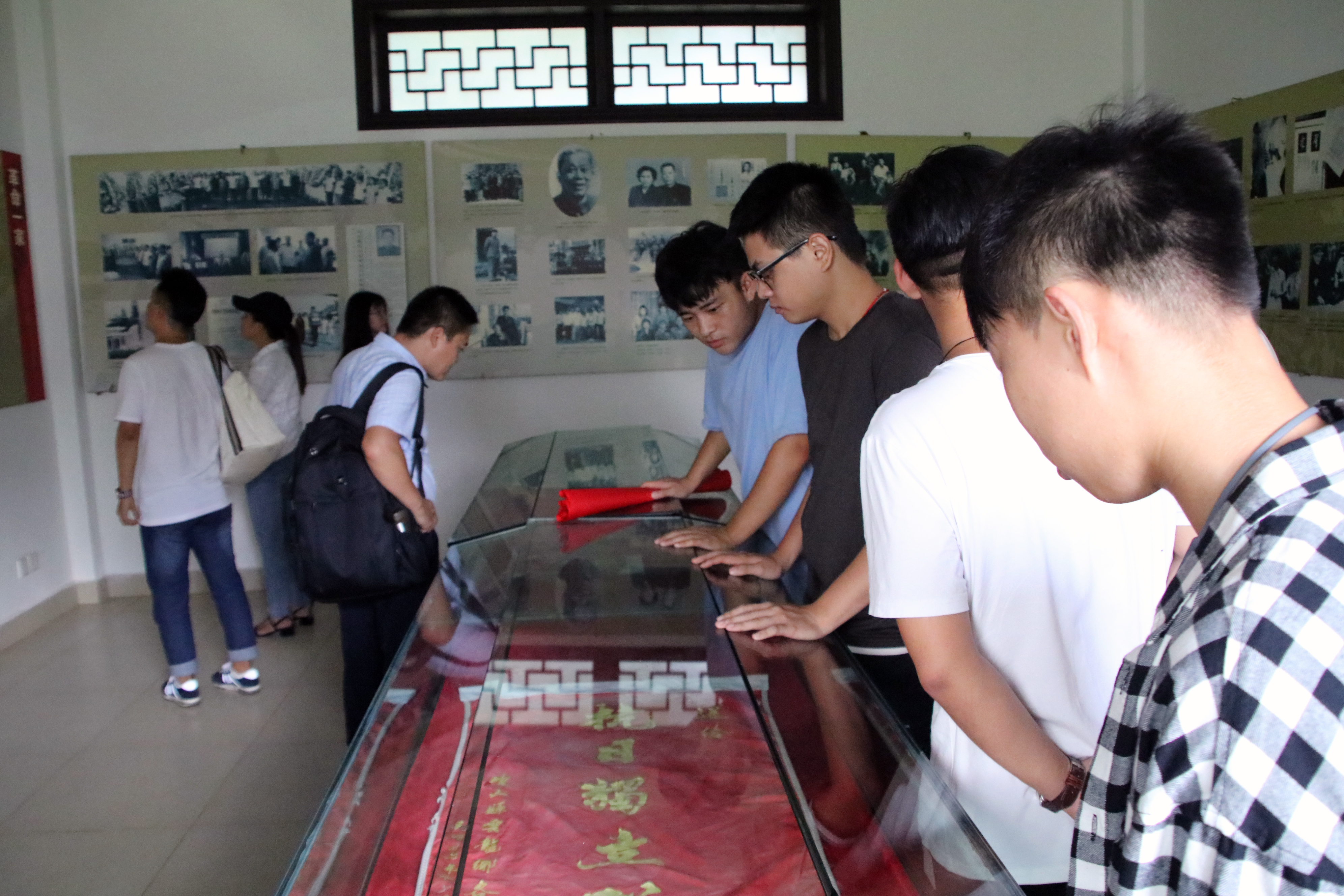 美术学院党委组织“勇当先锋，做出表率”主题党日活动