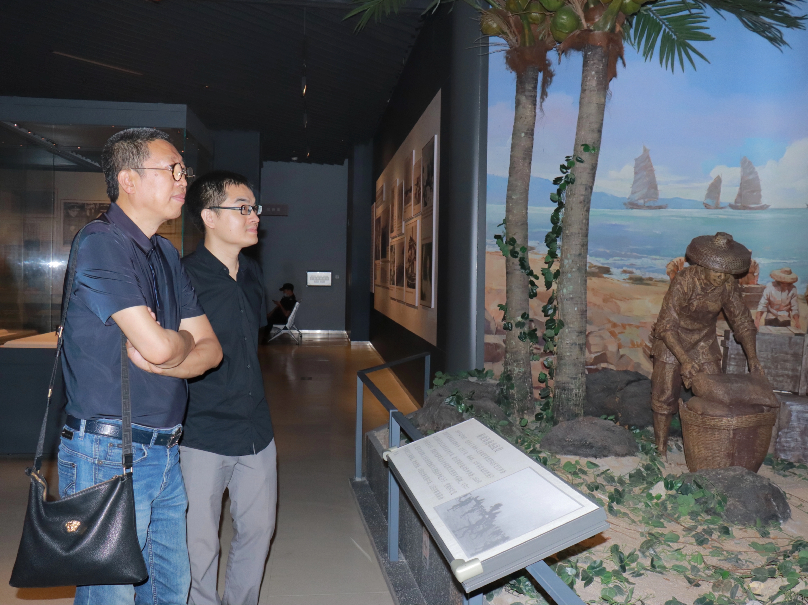 美术学院党委带领学院各党支部前往海南省史志馆举办党史学习教育主题党建活动