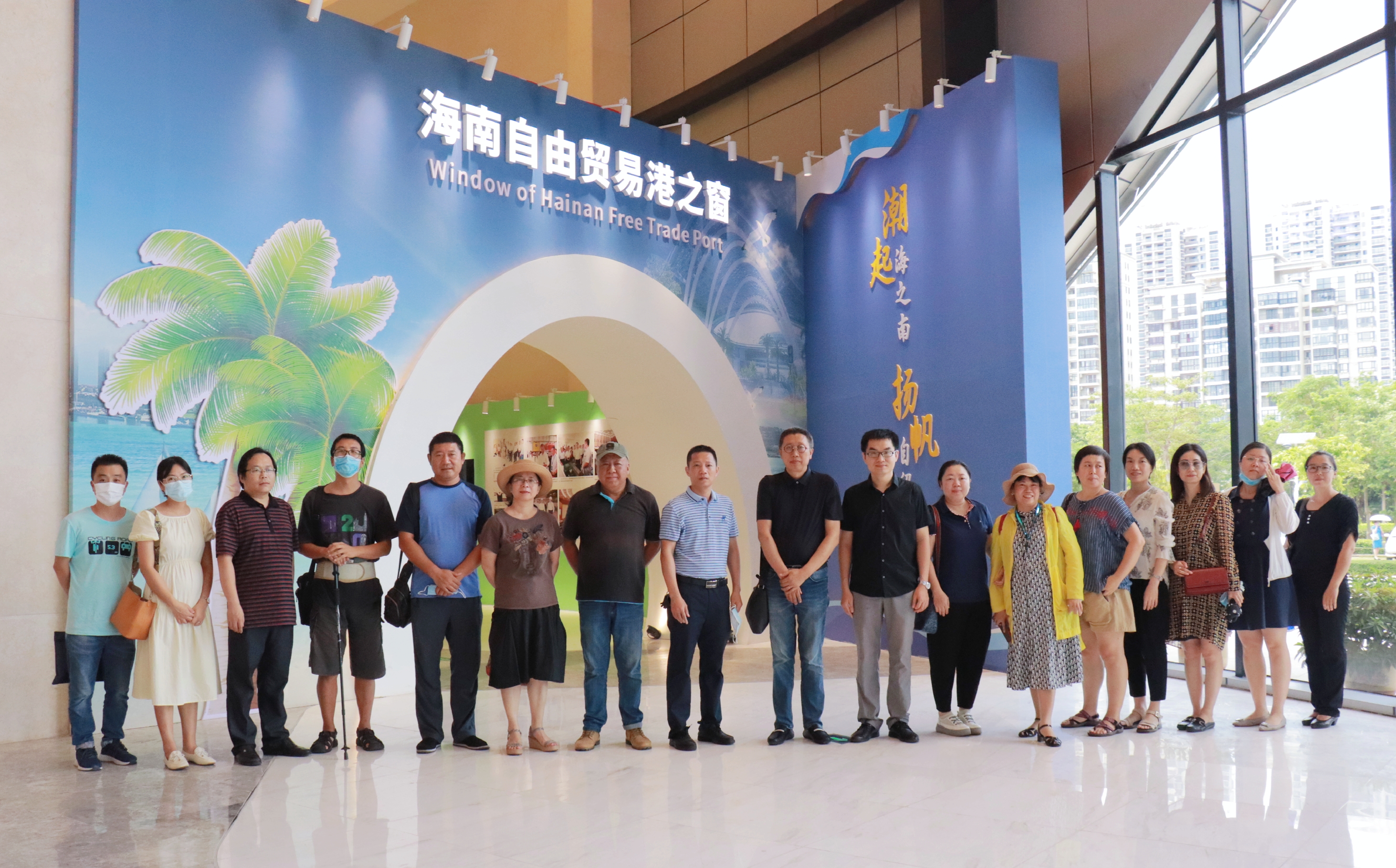 美术学院党委带领学院各党支部前往海南省史志馆举办党史学习教育主题党建活动