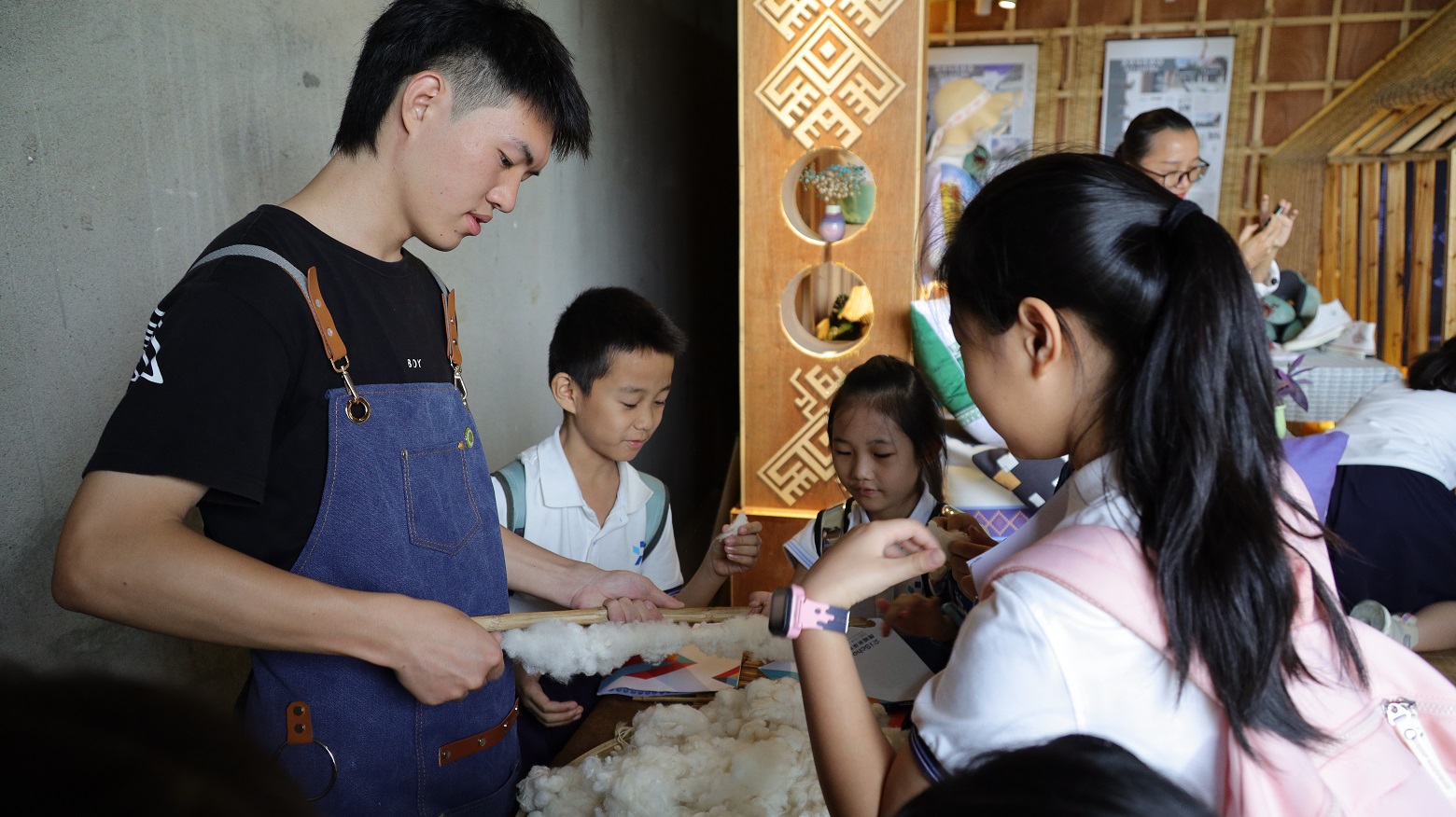 星空游戏官方“黎锦”传承基地项目与微城未来学校开展实践培训活动
