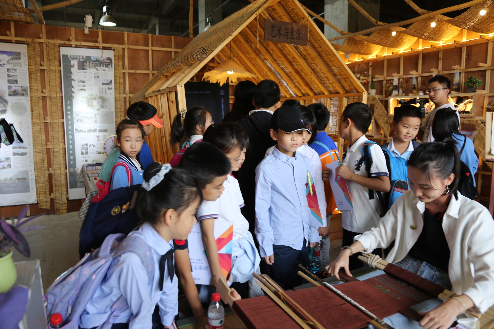 星空游戏官方“黎锦”传承基地项目与微城未来学校开展实践培训活动