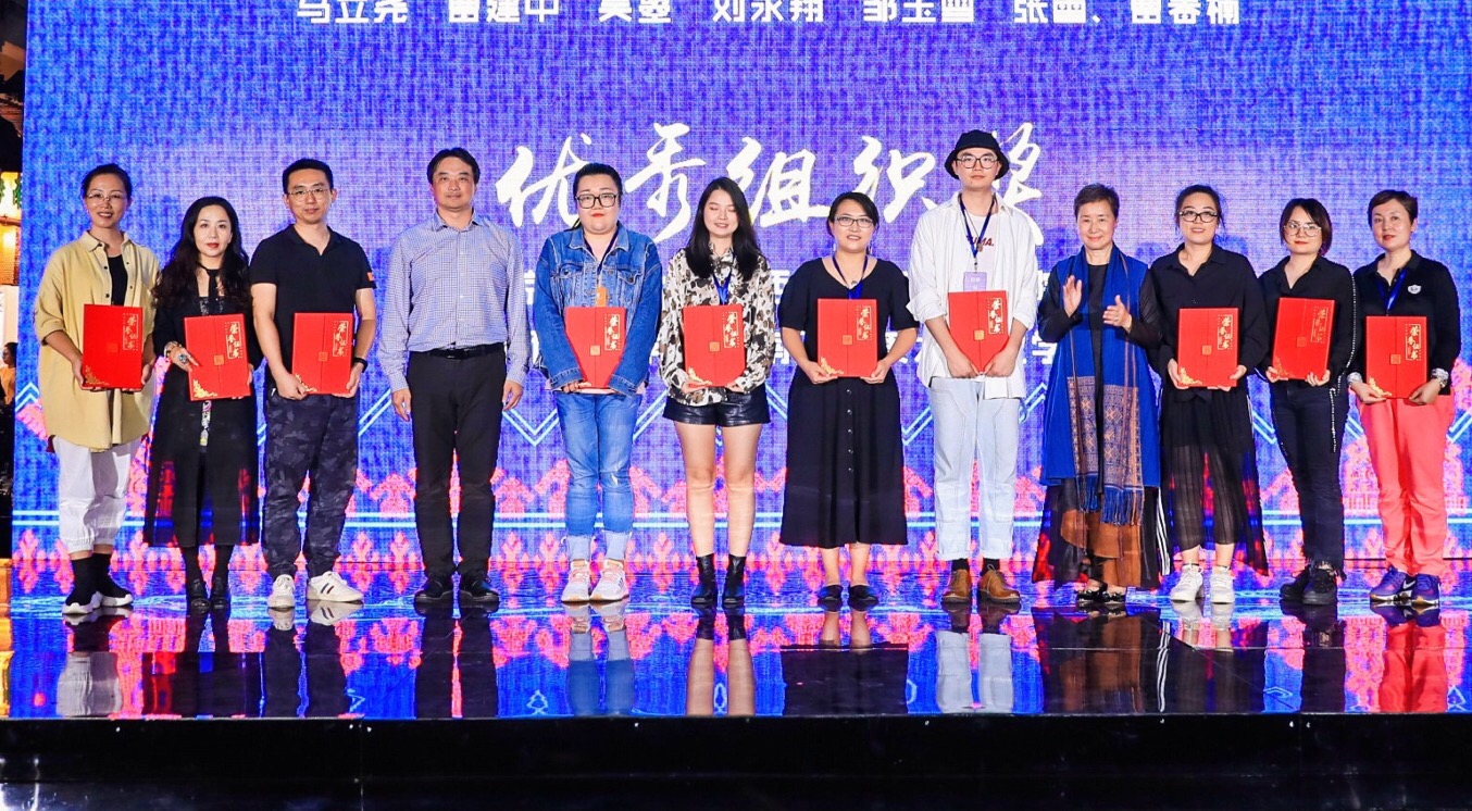 我院学生在海南黎锦及纹样服饰创新设计大赛中获得佳绩