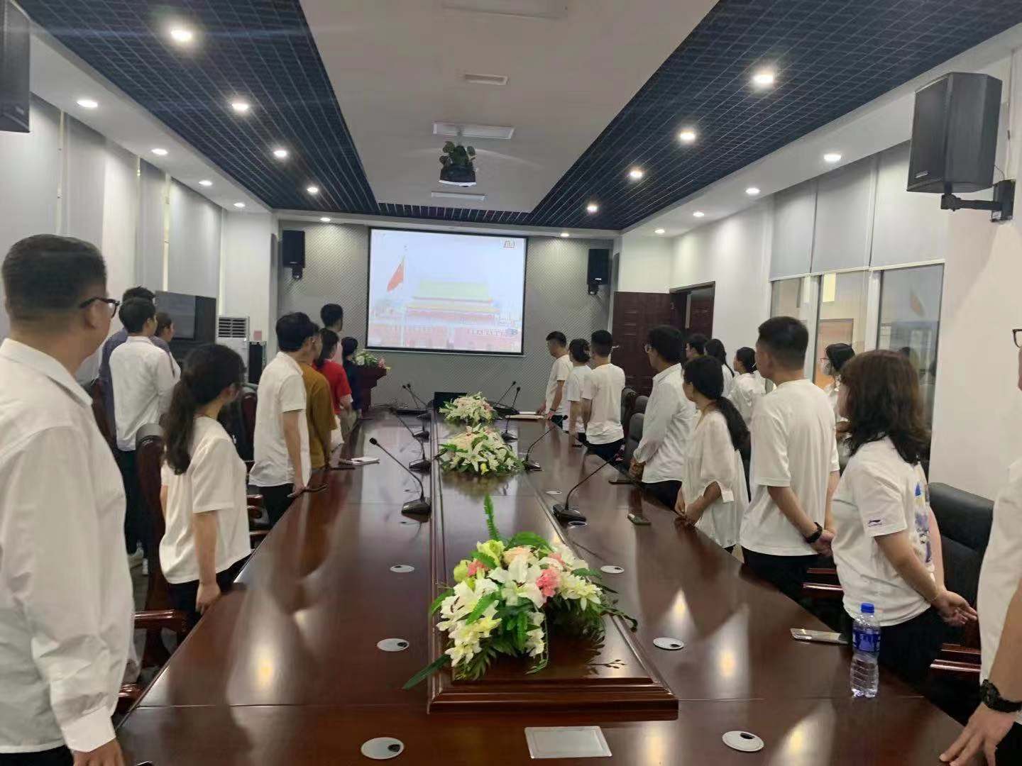 美术学院师生共同观看中国共产党成立100周年大会