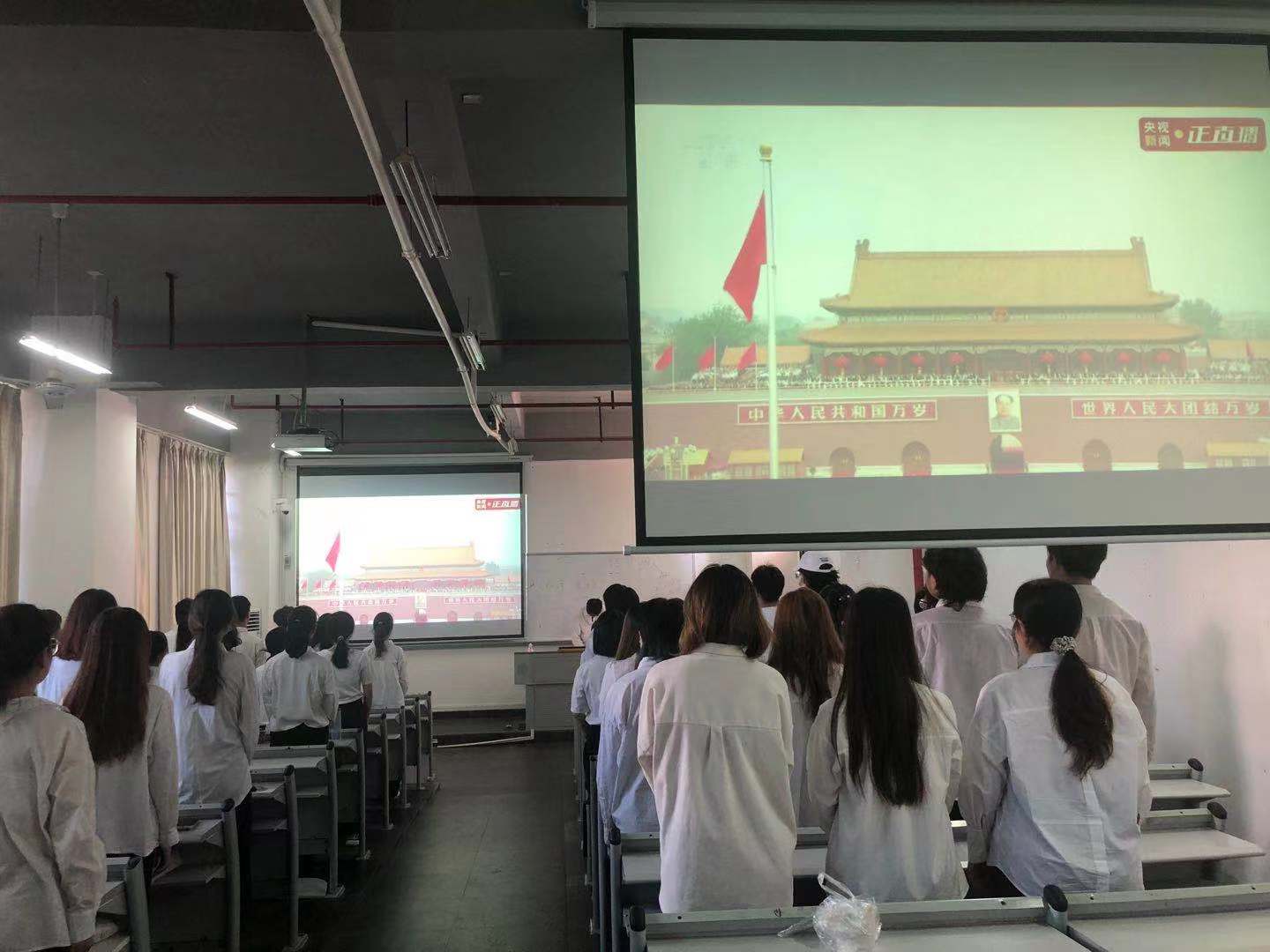 美术学院师生共同观看中国共产党成立100周年大会