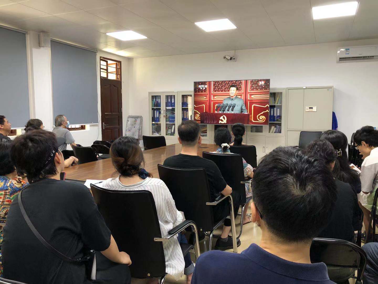 美术学院师生共同观看中国共产党成立100周年大会