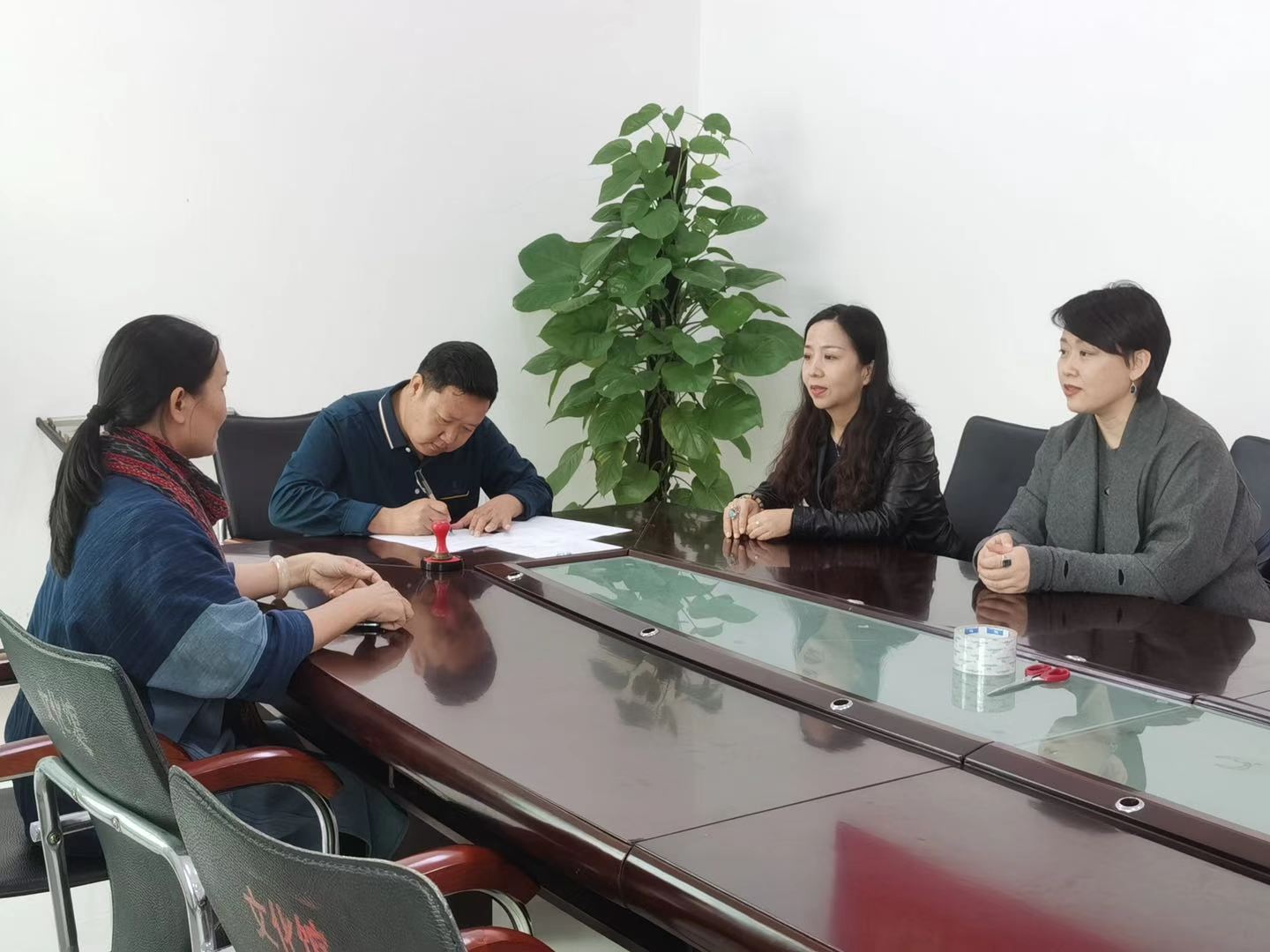 美术学院与东方市文化馆签订创新生产实践基地  并举办挂牌仪式