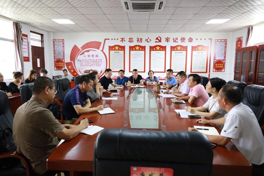 美术学院领导带领师生代表随省教育厅领导到白沙民族中学走访调研