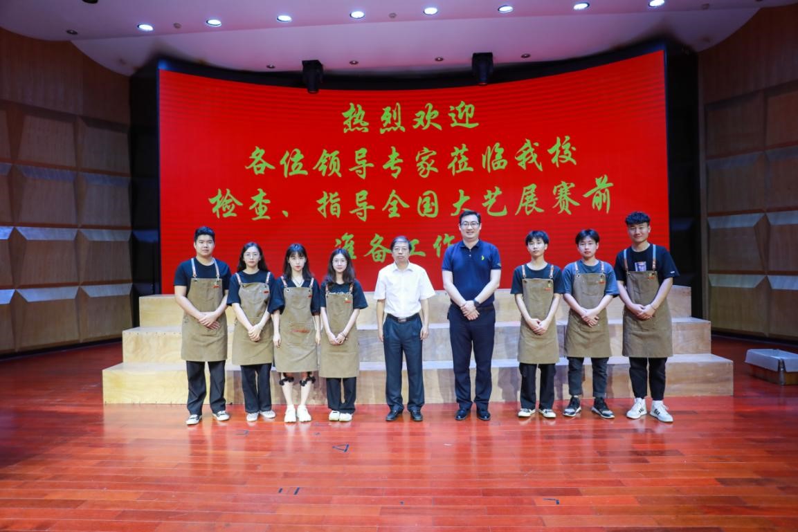 美术学院领导带领师生代表随省教育厅领导到白沙民族中学走访调研