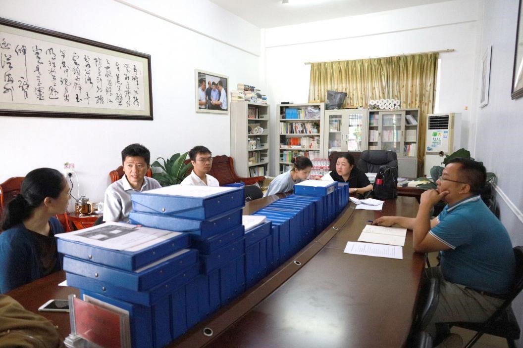 美术学院领导带领师生代表随省教育厅领导到白沙民族中学走访调研