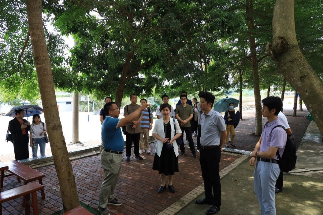 美术学院领导带领师生代表随省教育厅领导到白沙民族中学走访调研