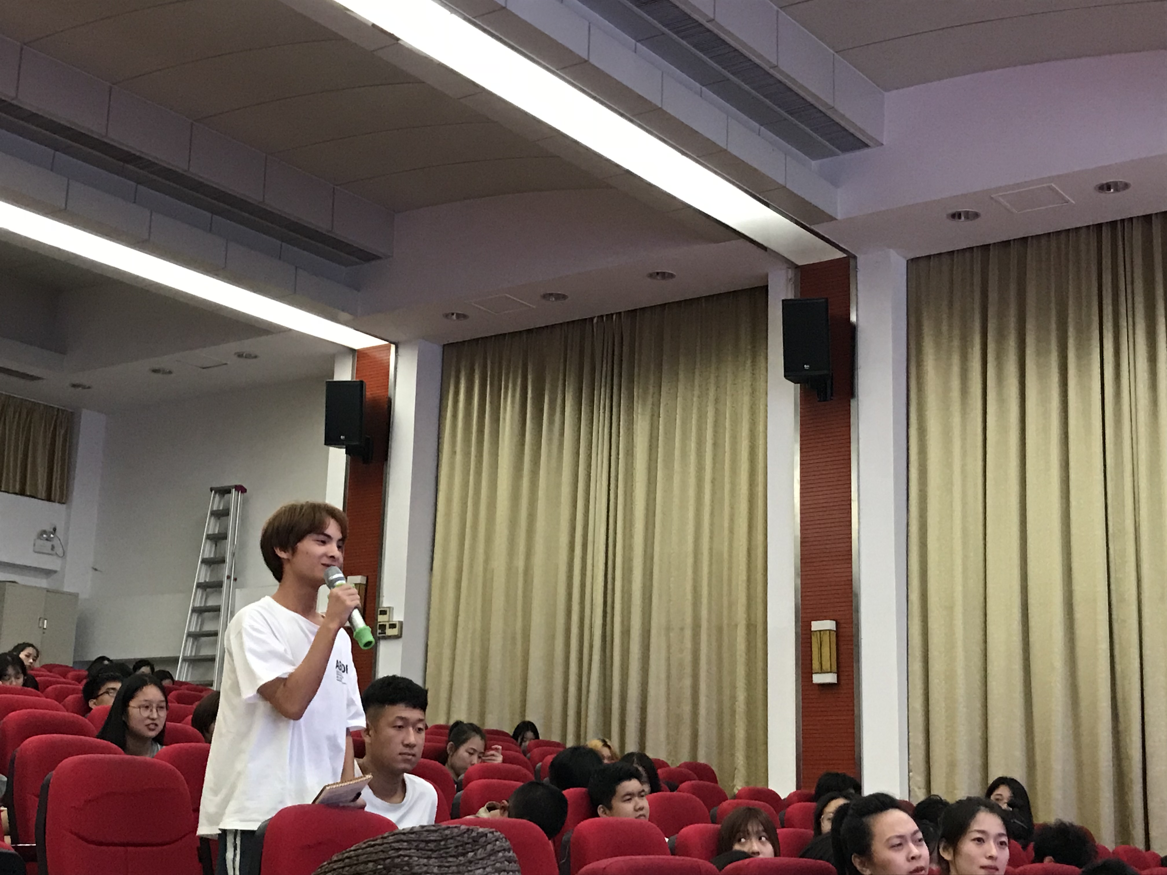 “从灵感到设计”——东华大学陈彬教授讲座在我院成功举办