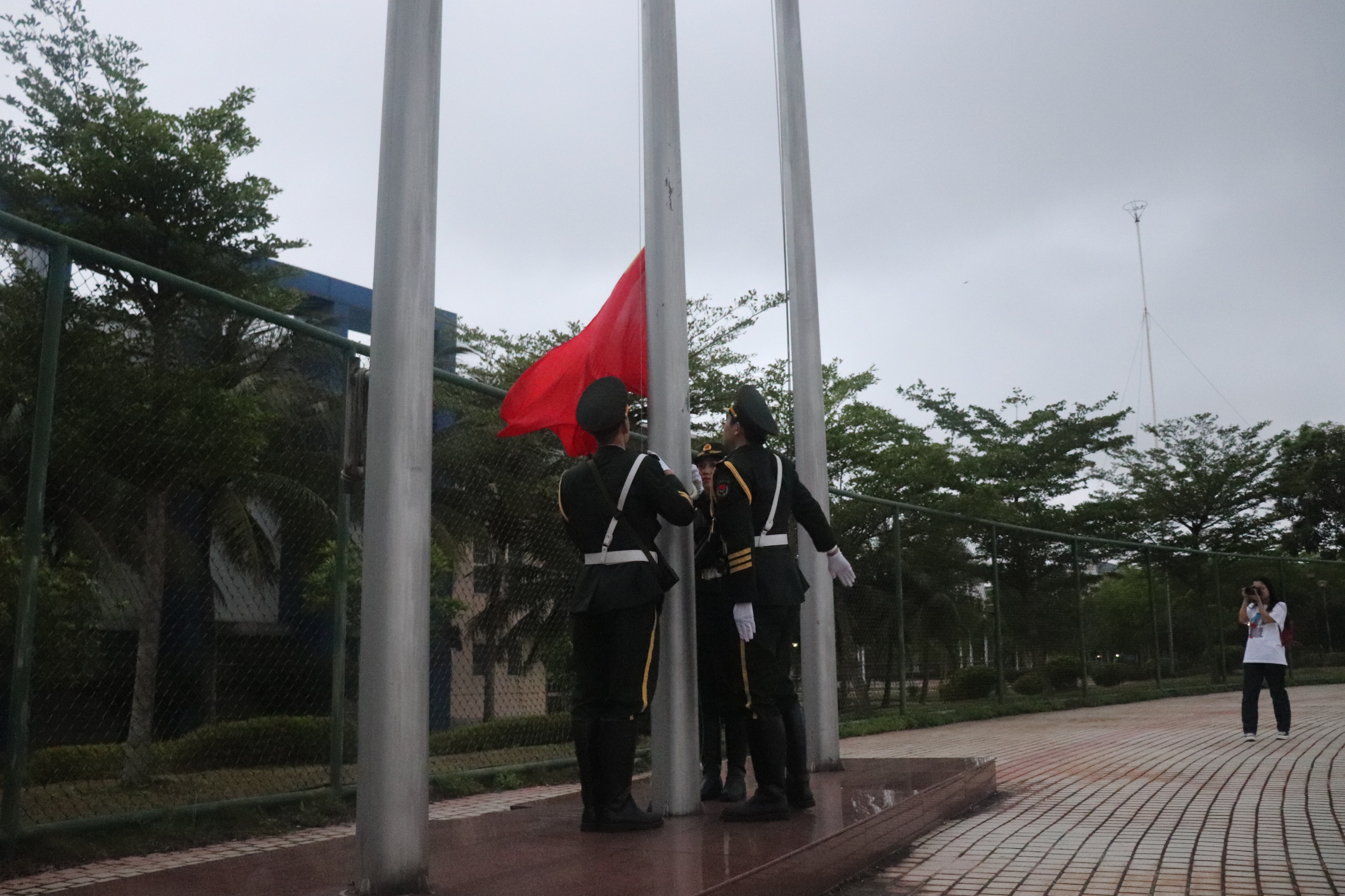 美术学院举行庄严的升旗仪式