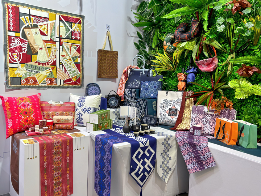 美术学院主持完成第八届中国成都国际非物质文化遗产节海南省展厅设计布展工作