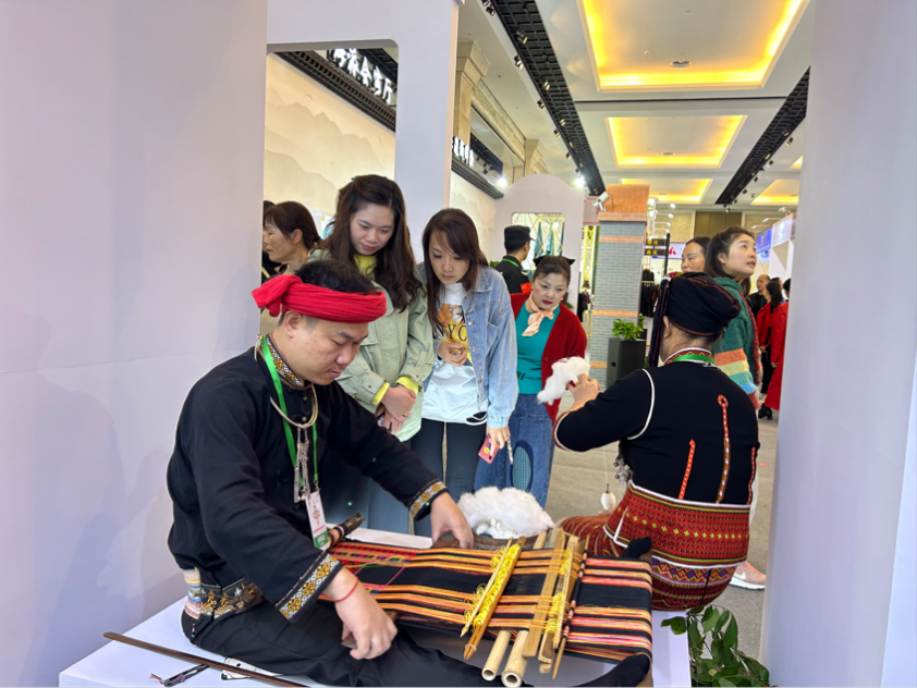 美术学院主持完成第八届中国成都国际非物质文化遗产节海南省展厅设计布展工作