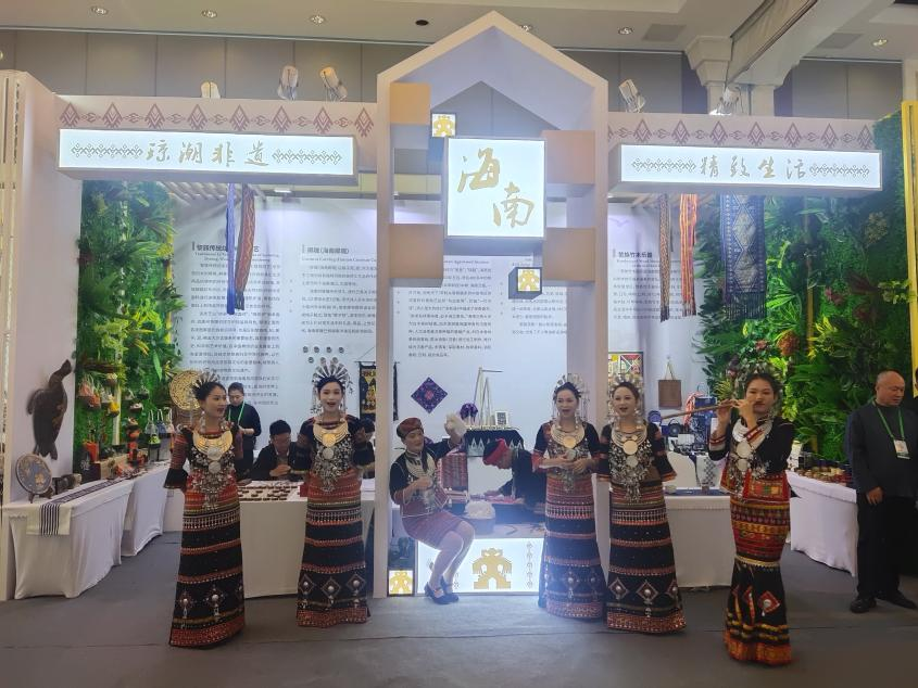 美术学院主持完成第八届中国成都国际非物质文化遗产节海南省展厅设计布展工作