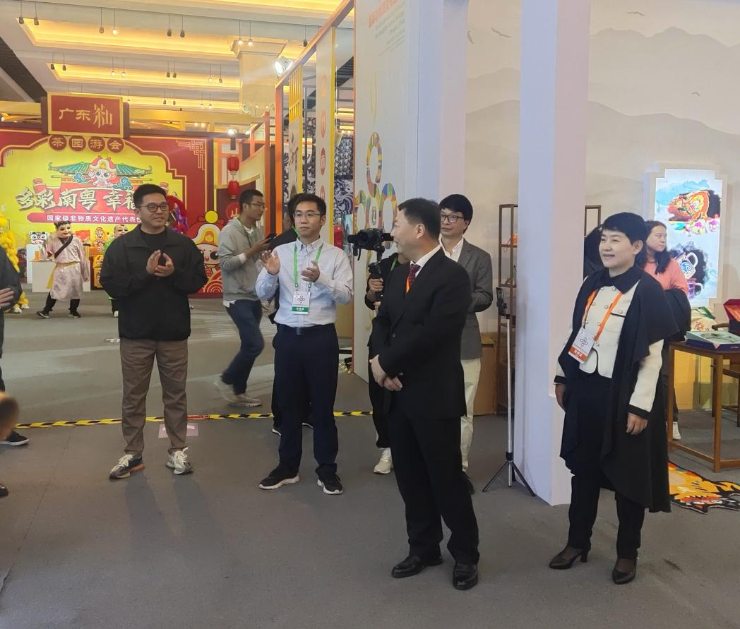 美术学院主持完成第八届中国成都国际非物质文化遗产节海南省展厅设计布展工作