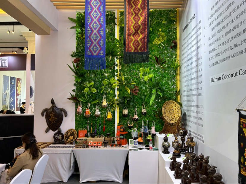 美术学院主持完成第八届中国成都国际非物质文化遗产节海南省展厅设计布展工作