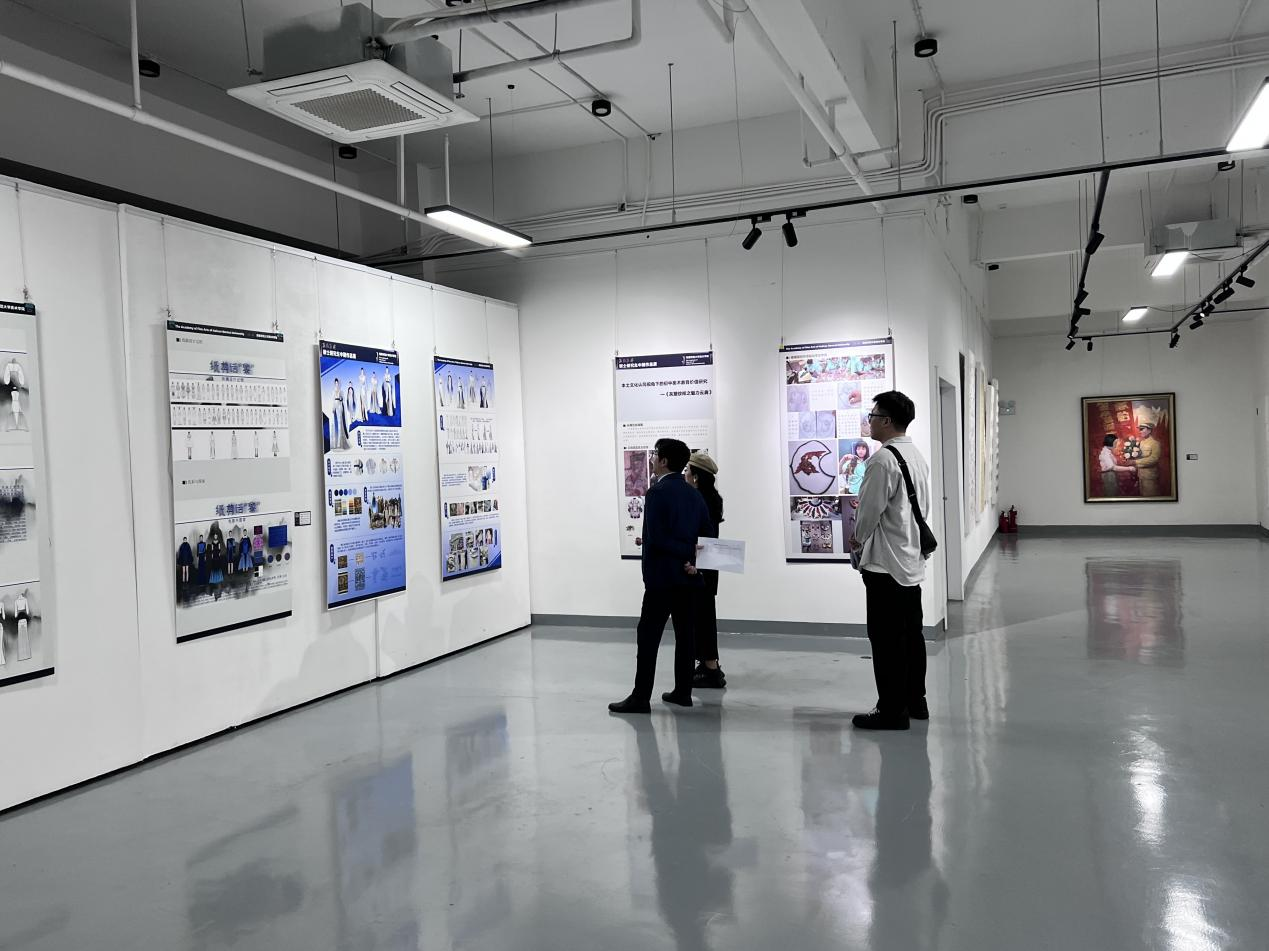 美术学院举办2021级硕士研究生中期展