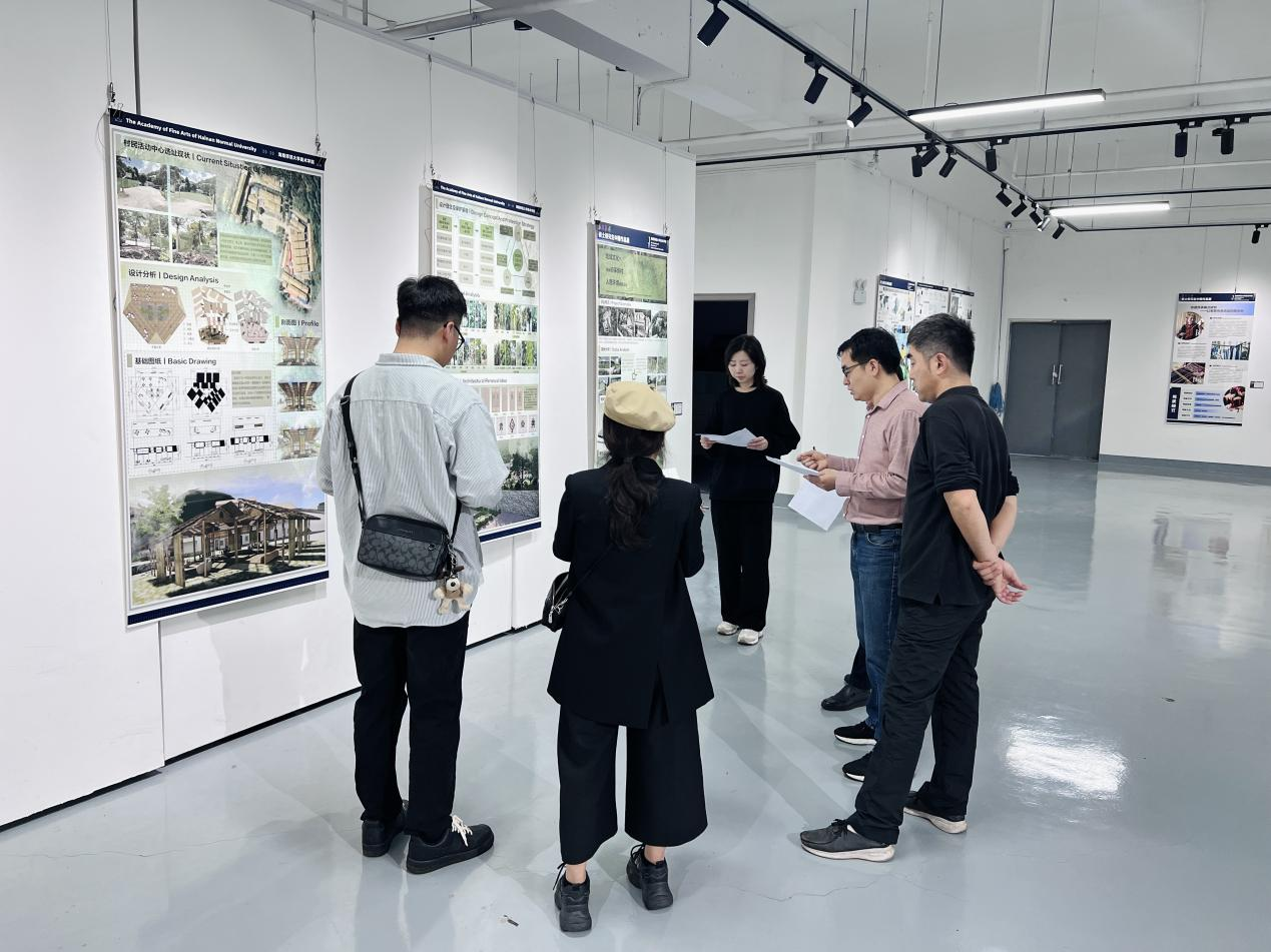 美术学院举办2021级硕士研究生中期展