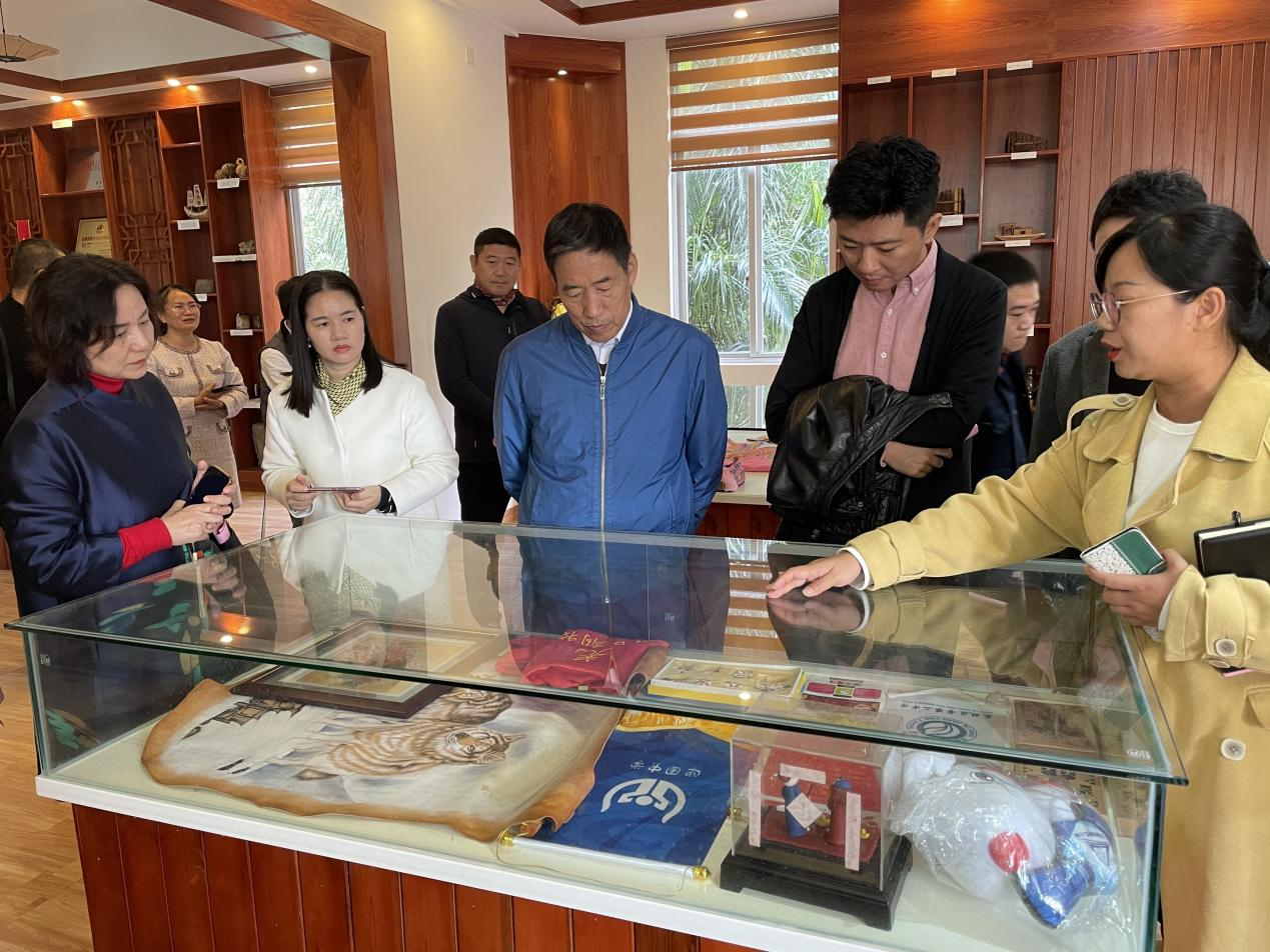 美术学院与昌江黎族自治县思源实验学校、首都师范大学昌江木棉实验学校达成合作意向