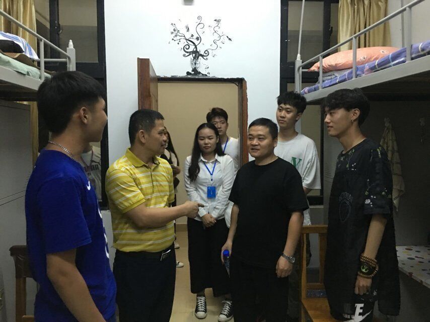 美术学院领导及老师深入宿舍走访2019级新生