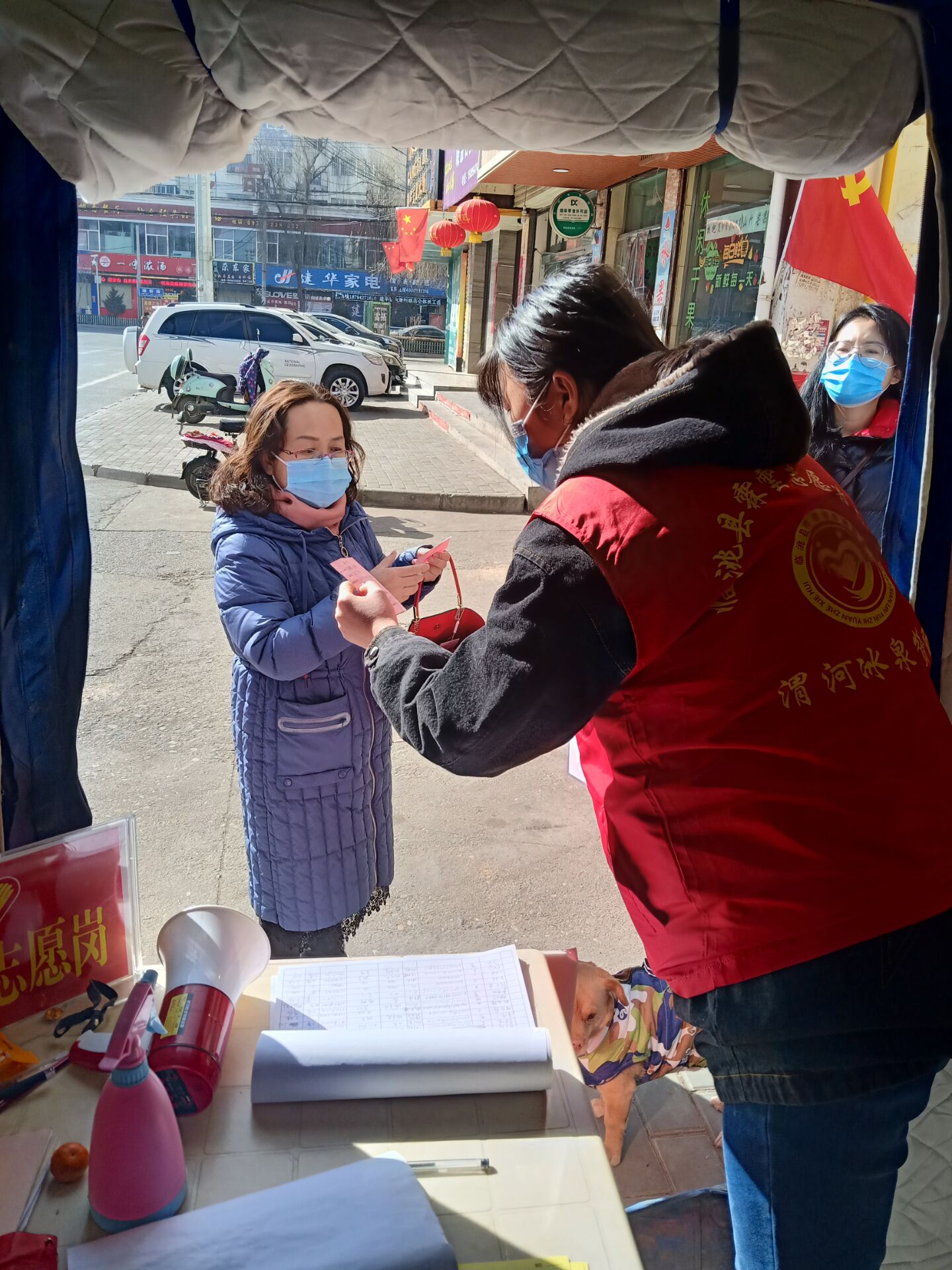 疫情来临不退缩，勇往直前显担当