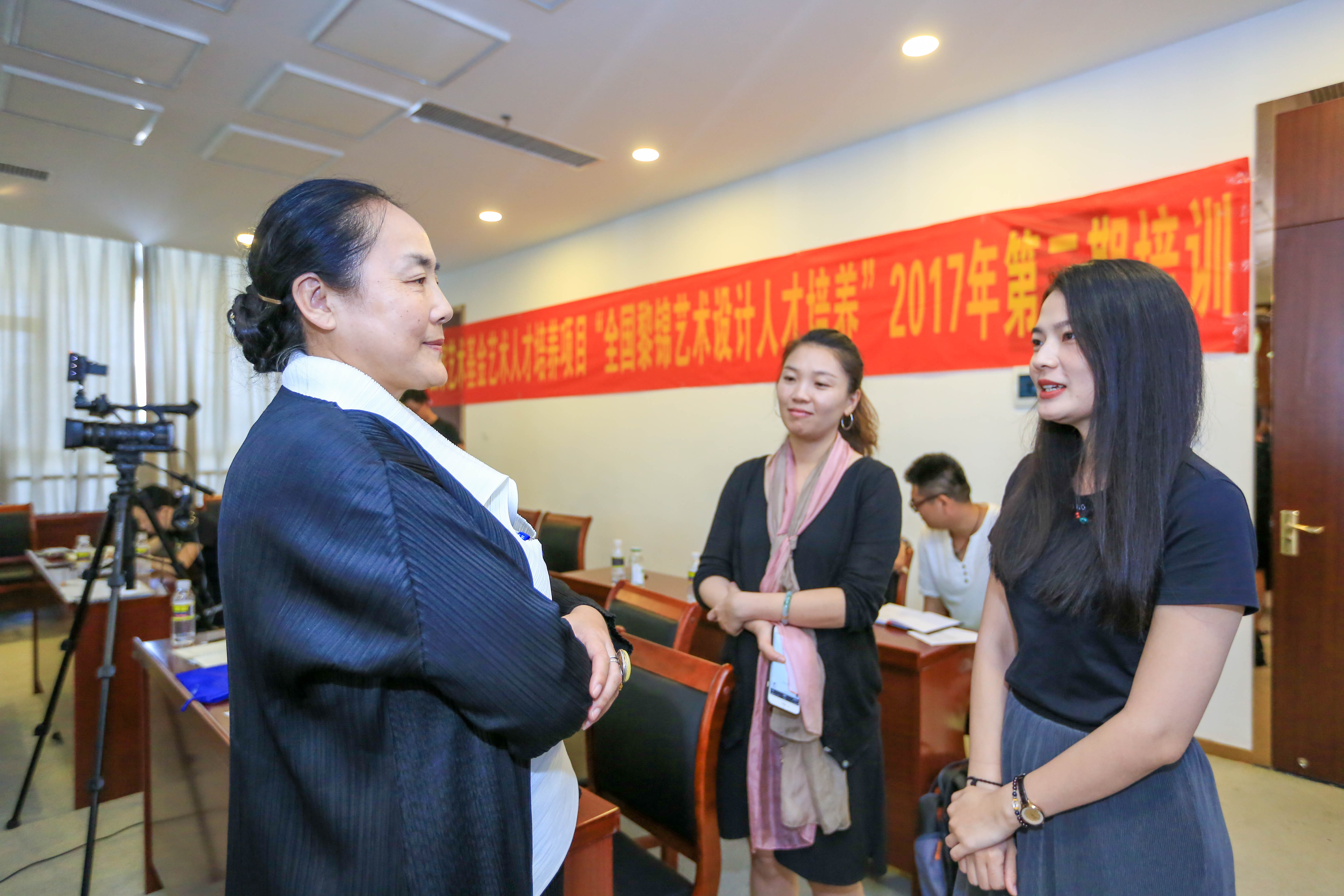 国家艺术基金2017年全国黎锦设计人才培养项目在海师顺利开班