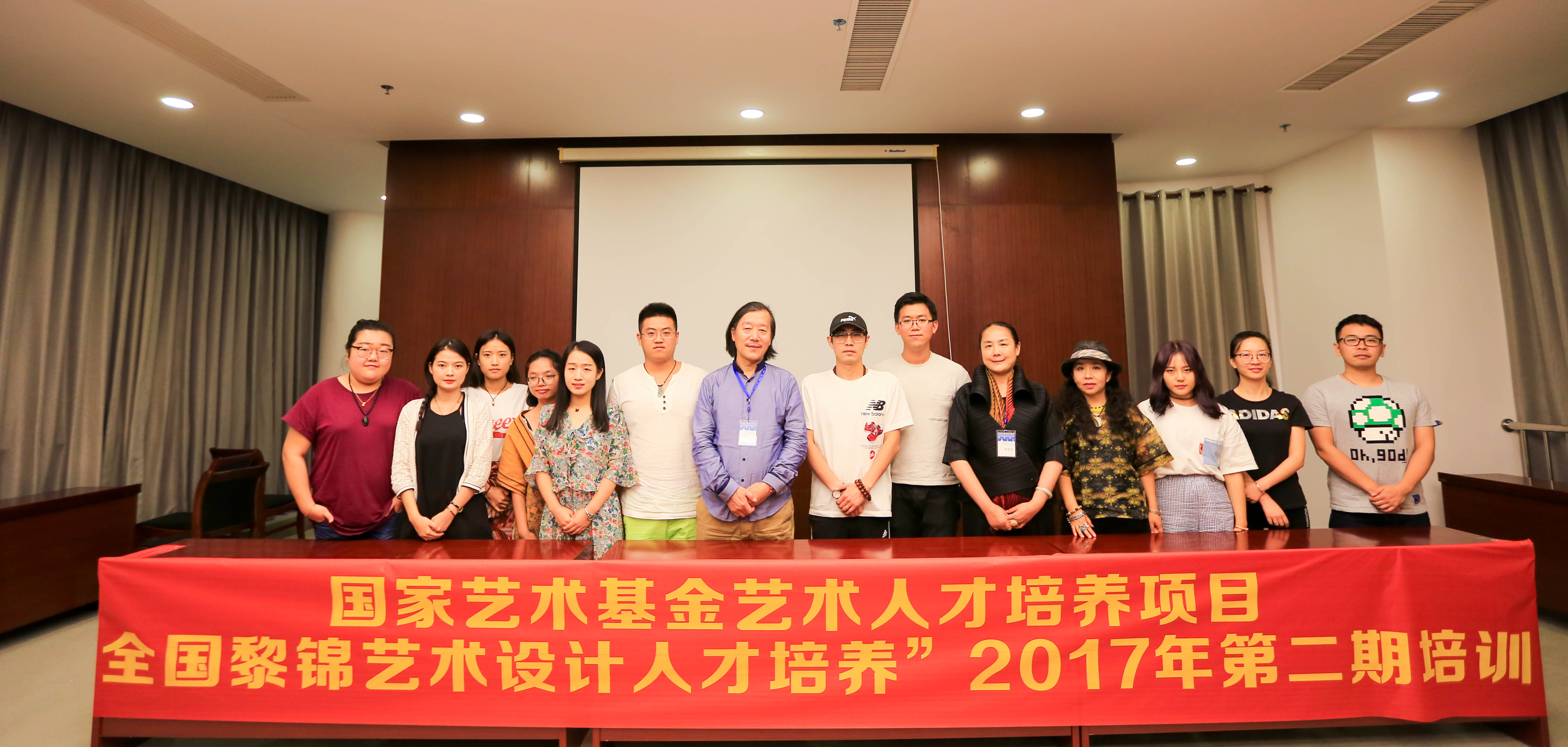 国家艺术基金2017年全国黎锦设计人才培养项目在海师顺利开班