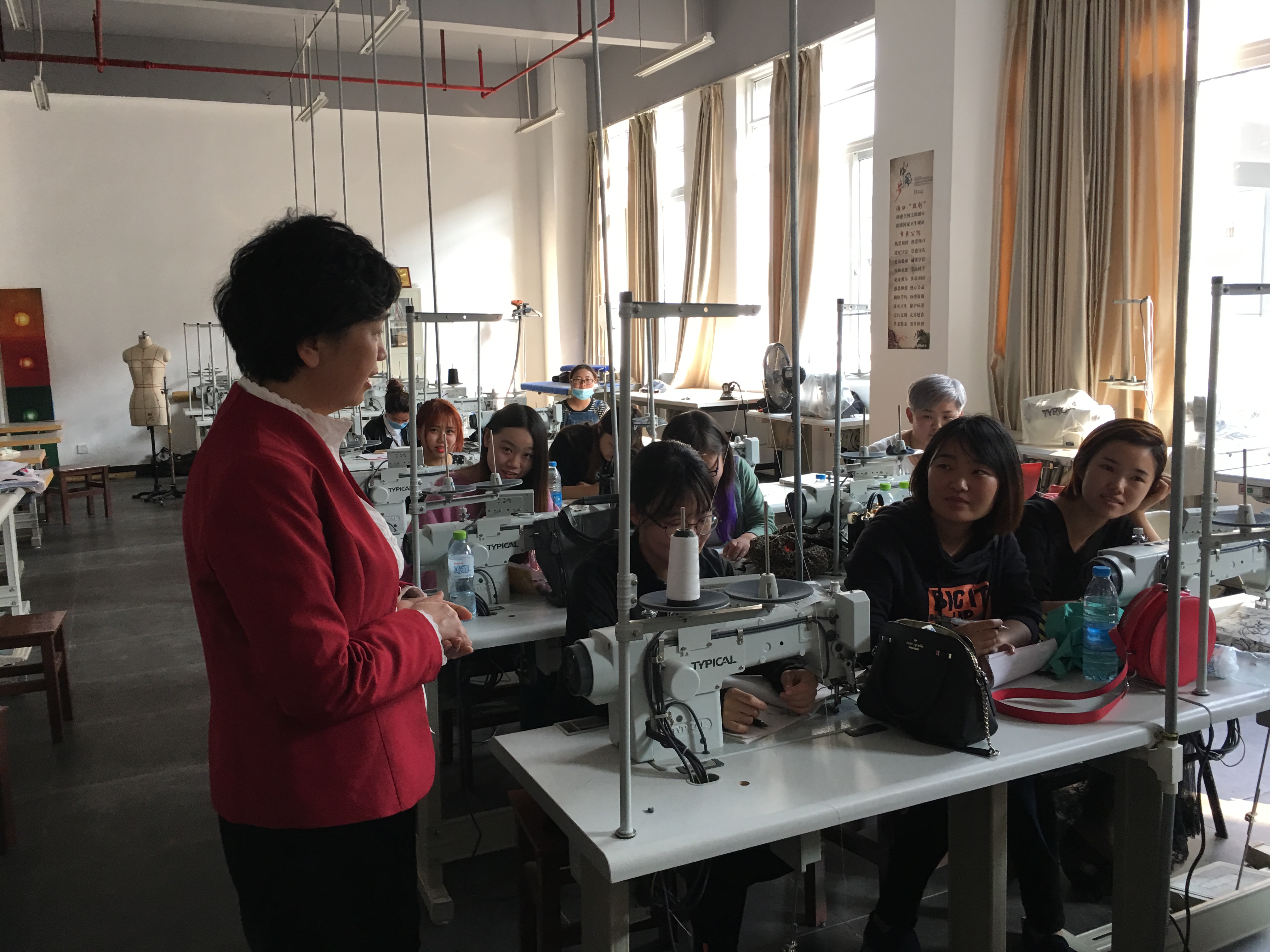 李红梅书记到美术学院调研