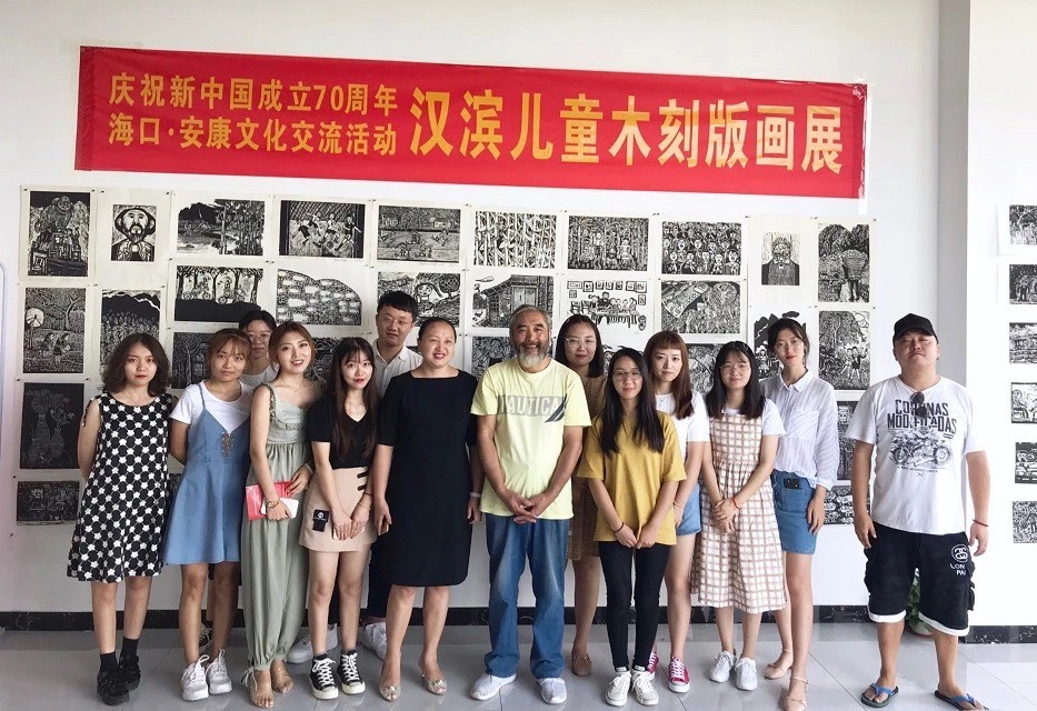 19级学科教学（美术）硕士生参观安康儿童木刻版画展览