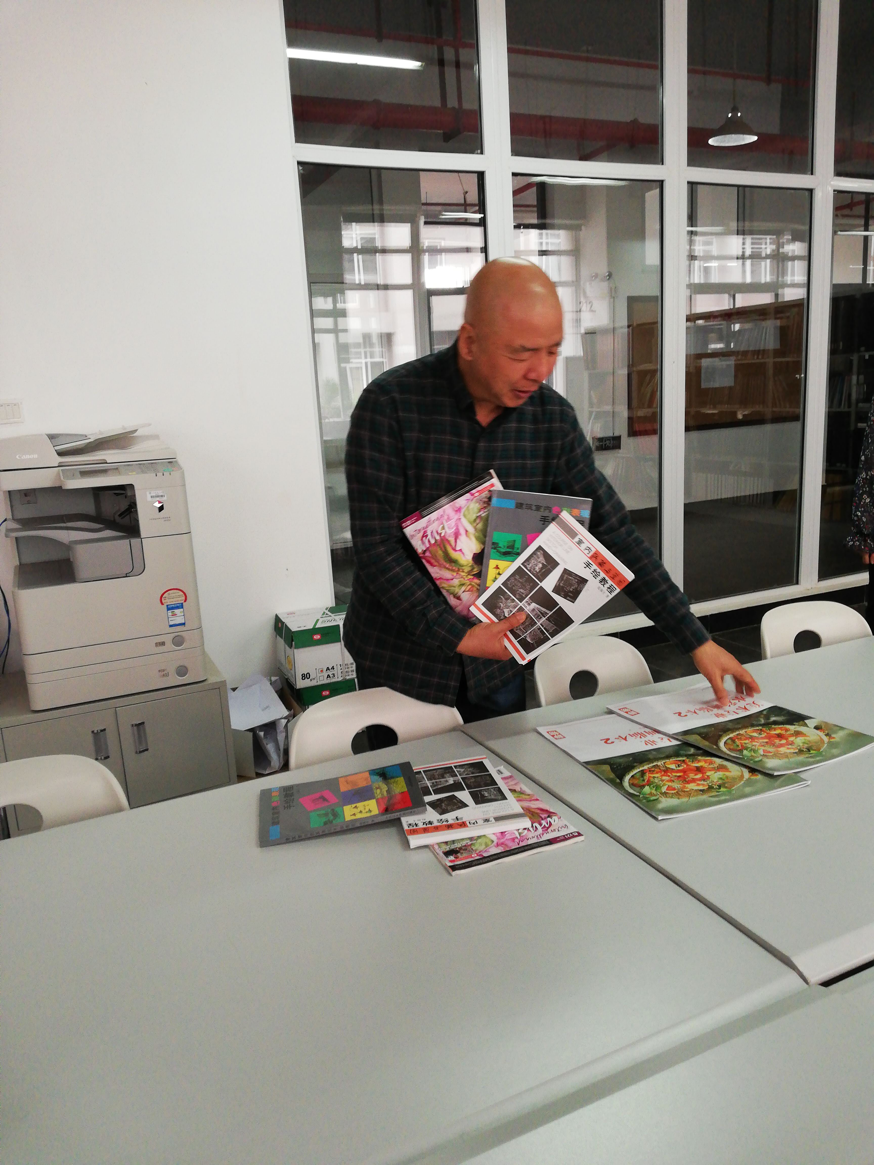 赵福才教授为学院资料室捐赠个人图书