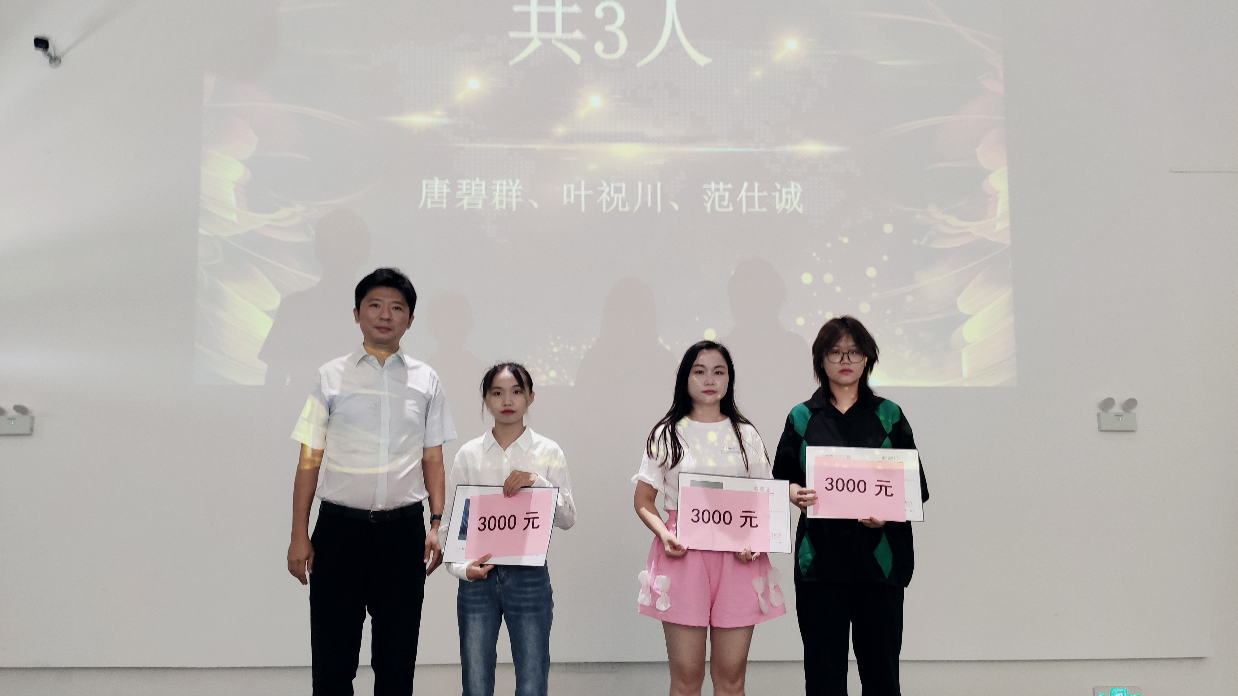 美术学院隆重举行“树学院经典，展时代新风”——美术学院优秀作品颁奖、收藏典礼