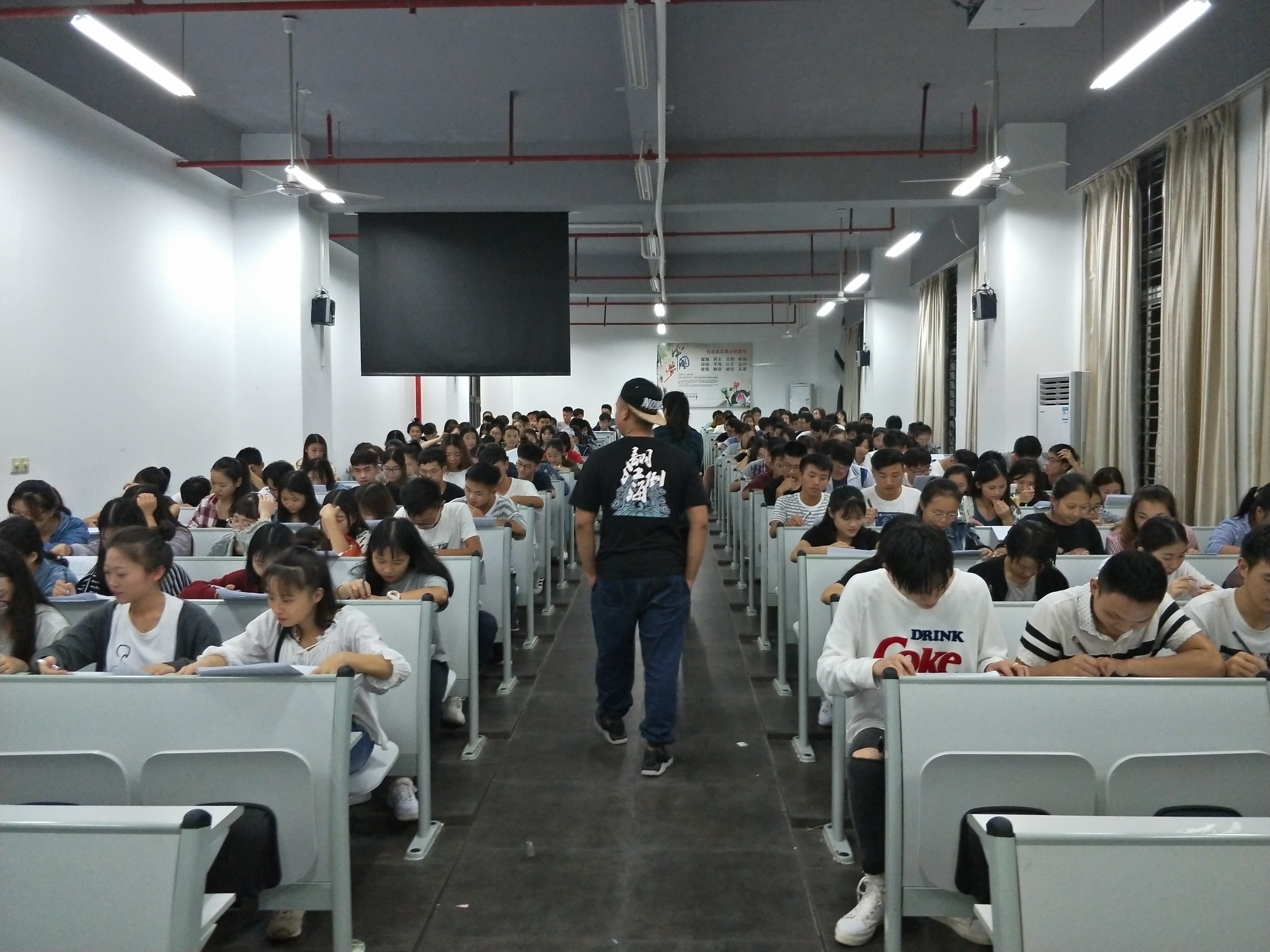 美术学院开展“远离毒品，珍爱生命”禁毒系列活动