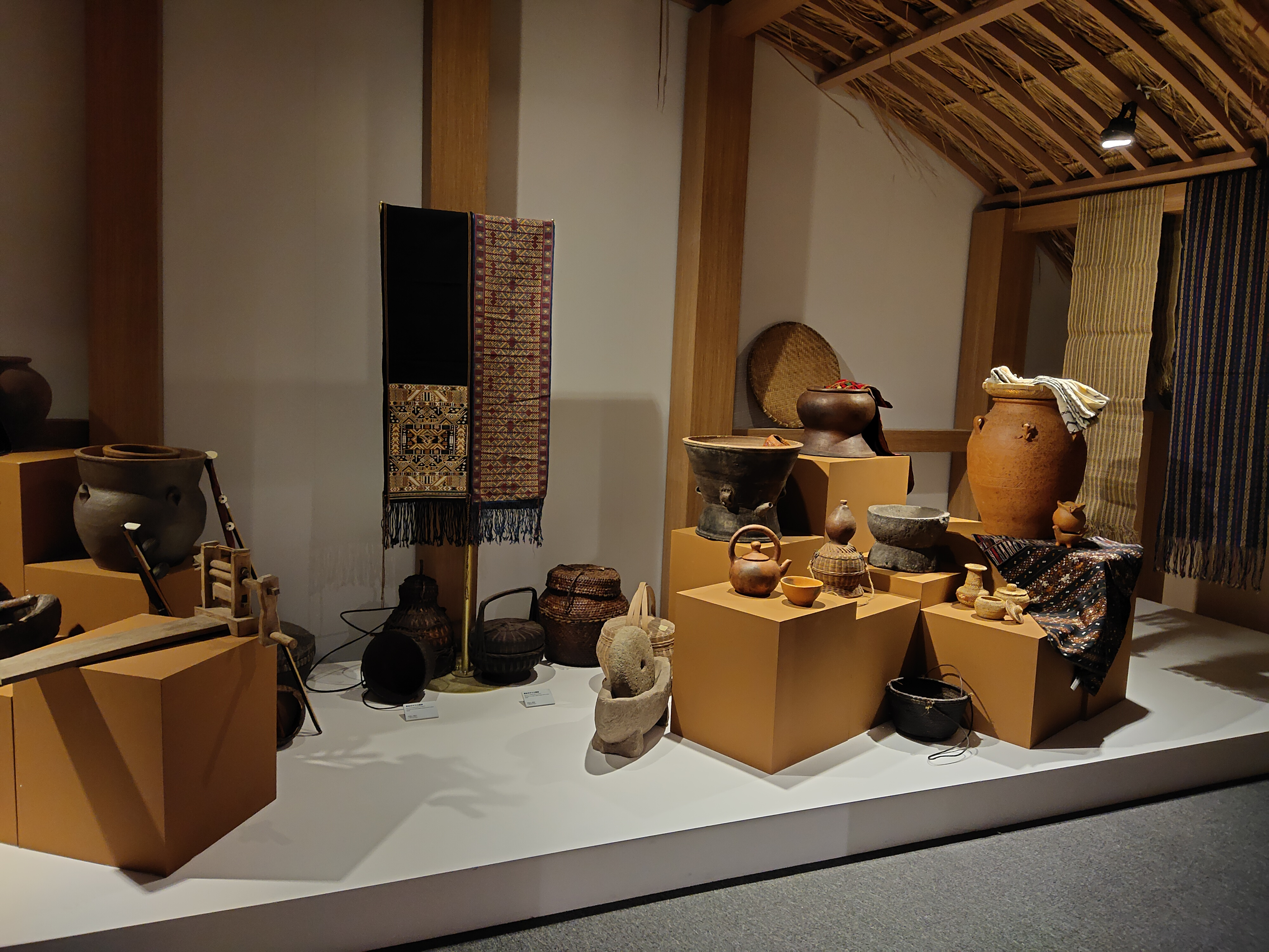 我院主持设计并成功完成“根与魂——海南省非物质文化遗产展览”策展与设计工作