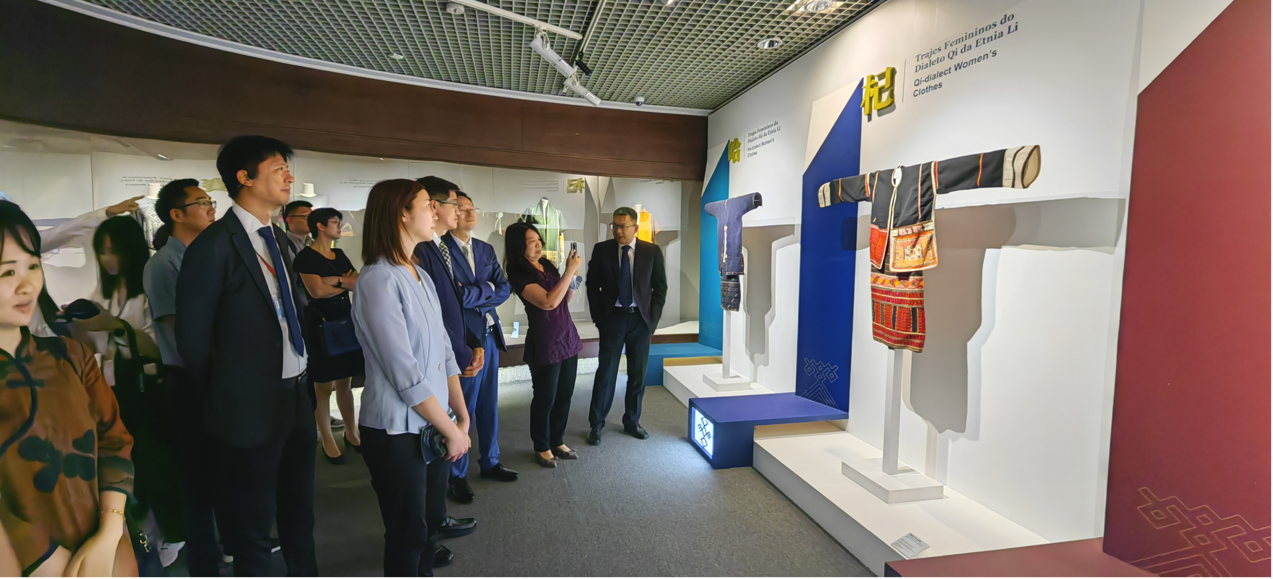 我院主持设计并成功完成“根与魂——海南省非物质文化遗产展览”策展与设计工作