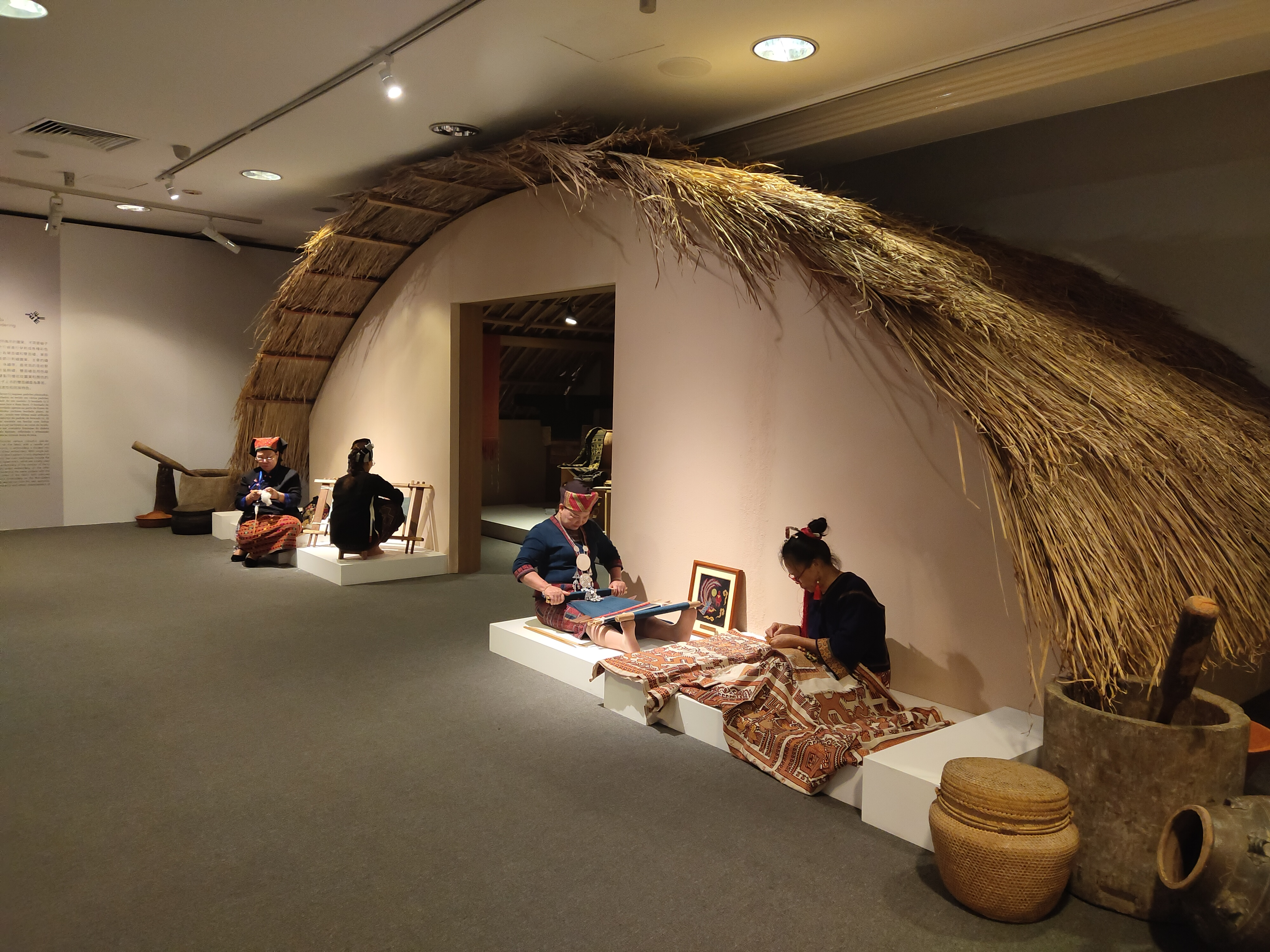 我院主持设计并成功完成“根与魂——海南省非物质文化遗产展览”策展与设计工作