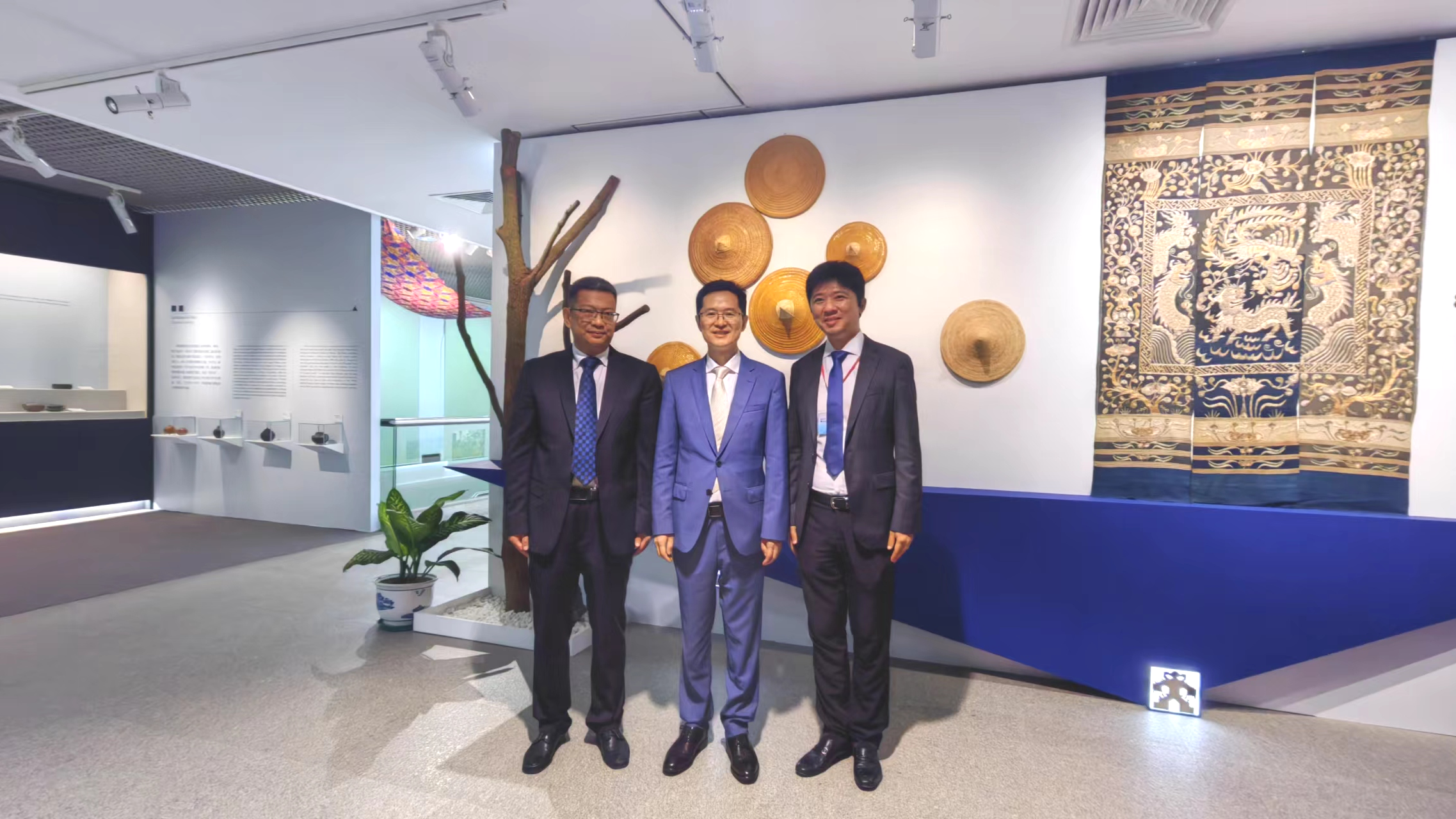 我院主持设计并成功完成“根与魂——海南省非物质文化遗产展览”策展与设计工作