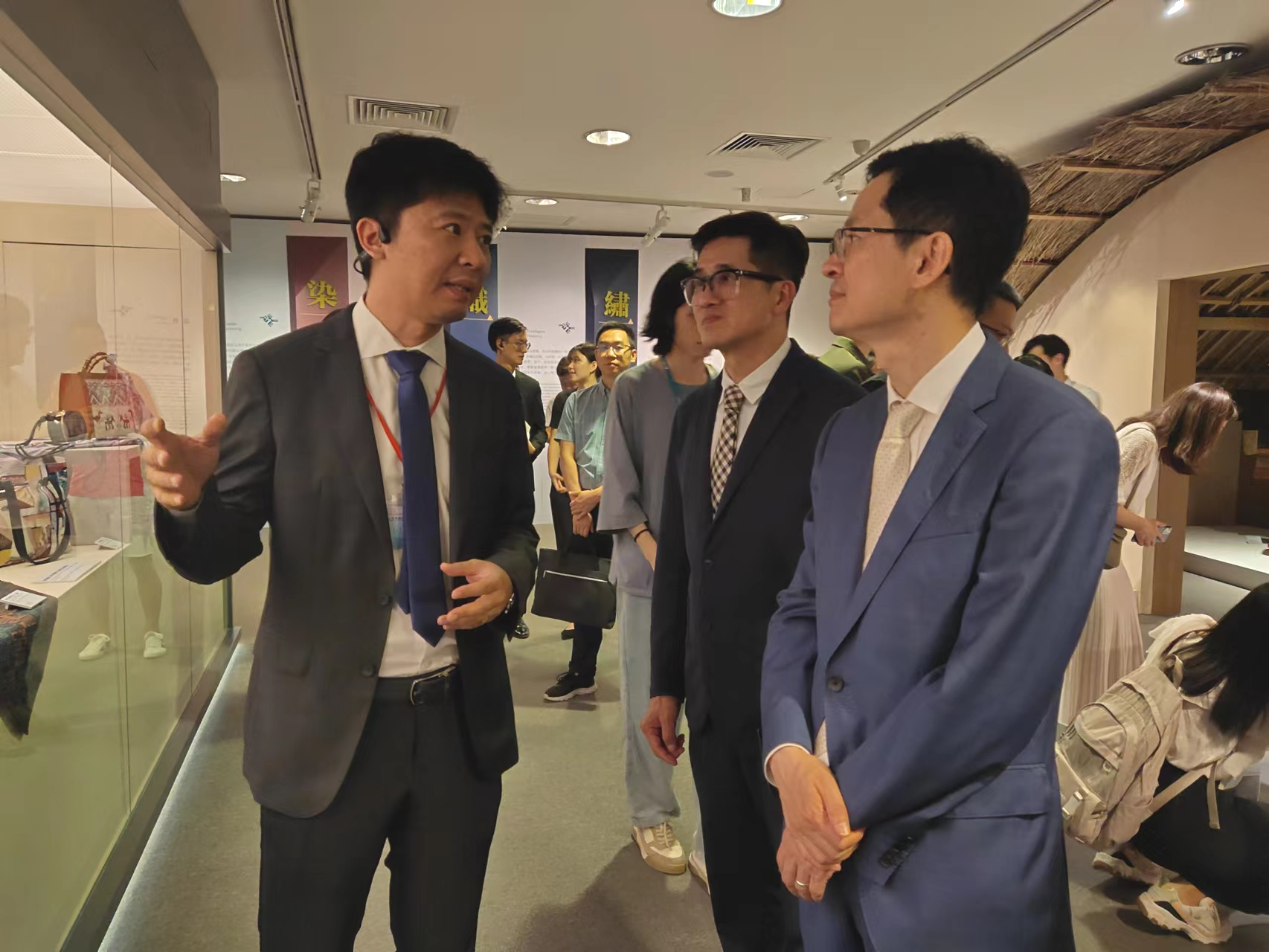 我院主持设计并成功完成“根与魂——海南省非物质文化遗产展览”策展与设计工作