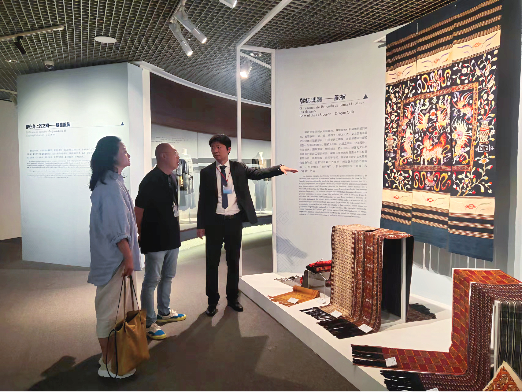 我院主持设计并成功完成“根与魂——海南省非物质文化遗产展览”策展与设计工作