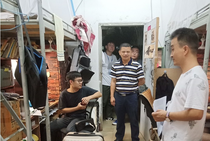 学院领导和老师开学走访学生宿舍