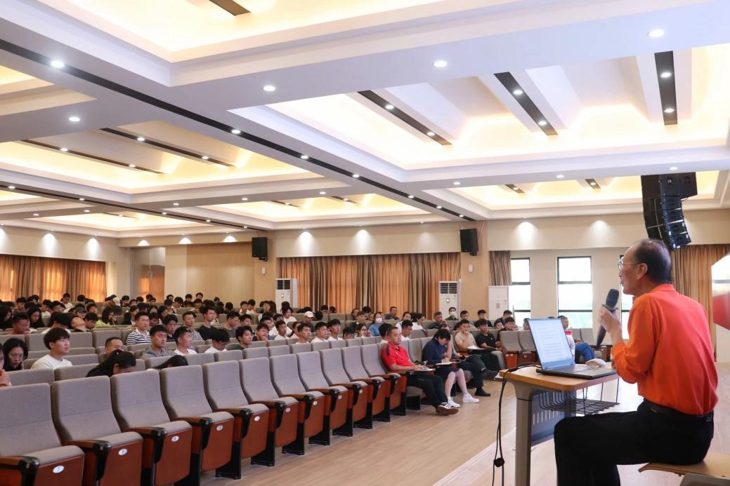 我院开展“学习思考做新时代优秀的体育教师”讲座