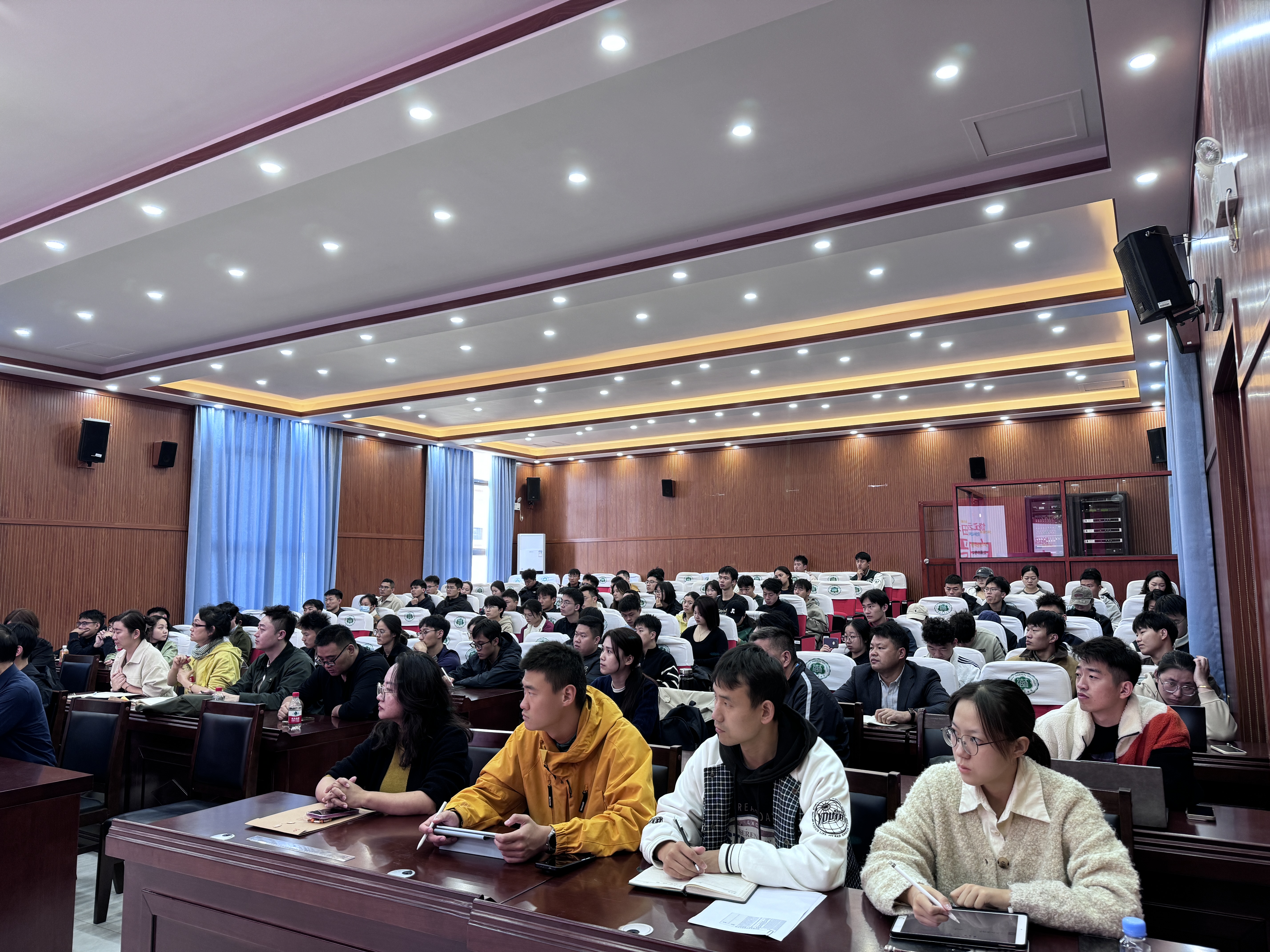 吉首大学白晋湘教授莅临星空游戏官方体育学院作学术讲座