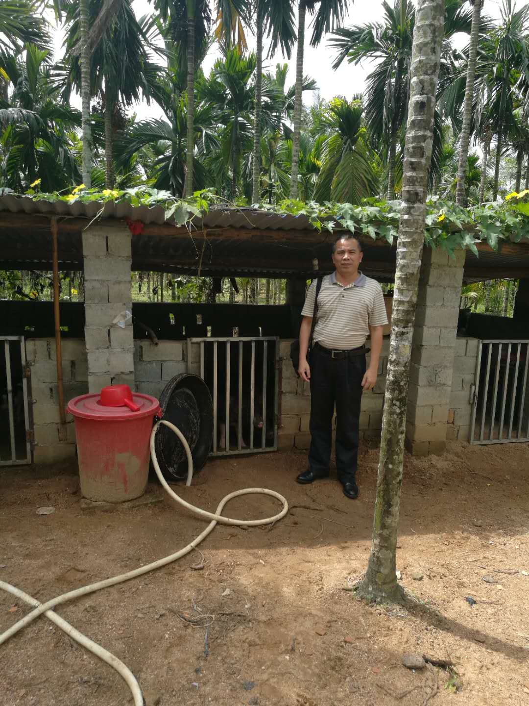 我院深入陵水县亚欠村开展扶贫日活动