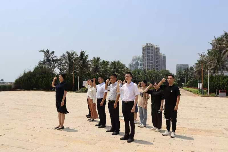 法学院部分教工党员和学生党员代表赴临高角解放公园开展主题党日活动